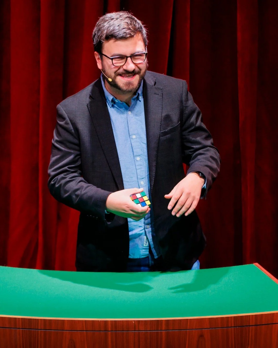 In The Close-Up Show, every movement carries meaning and every moment invites awe. Join us Monday nights for an evening where the subtlest gestures bloom into unforgettable illusions.

🪄: @kevinkapinos and @abbysegalmagic
📸: @selfoto

#chicagomagic