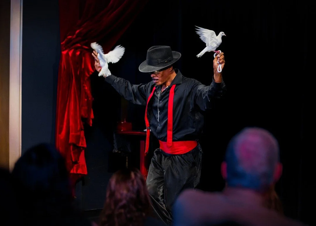 Two birds, one last show. Let's send @magicofthespellbinder off in flying colors. Thank you for another sensational run at the Chicago Magic Lounge.

📸: @aktrainman

#chicagomagiclounge #magicshow #thespellbinder #thingstodochicago #explorechicago #