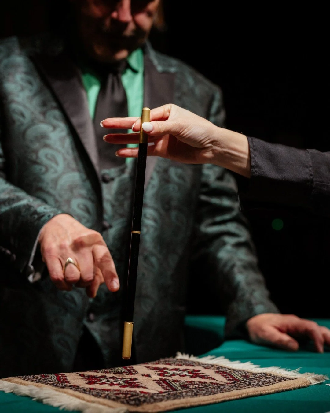 The Performance Bar brings quick wit, relaxed energy, and magic that appears when you least expect it. @the.amazing.bibik keeps the fun going all night. 

#chicagomagiclounge #cocktails #speakeasy #speakeasychicago #barmagic