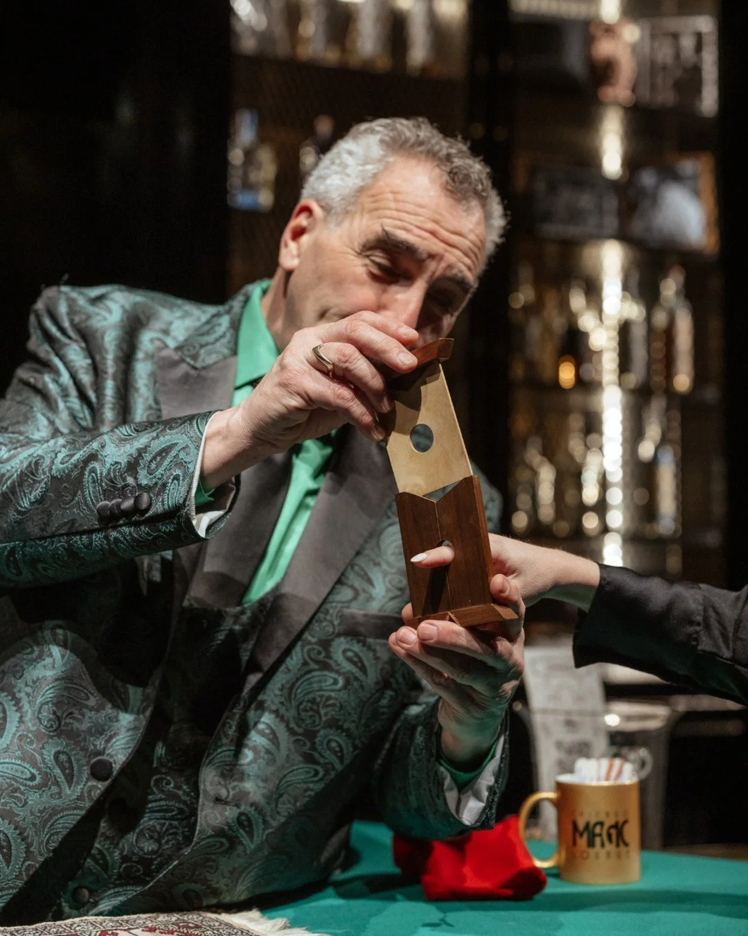 Step up to The Performance Bar and give @the.amazing.bibik a hand. You'll leave with the same number of fingers&hellip;most likely. 😉

#chicagomagiclounge #magicshow #thingstodochicago #barmagic #speakeasybar