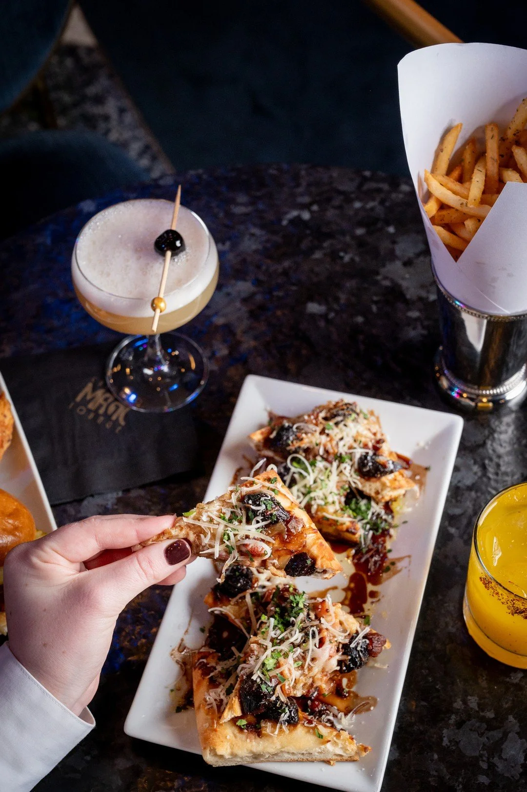 A magical evening deserves the perfect complement. Our Flatbread, made with caramelized onions, pancetta, roasted figs, parmesan, and fresh herbs, is crafted for sharing and savoring between moments of wonder.

#chicagomagiclounge #magicshow #thingst