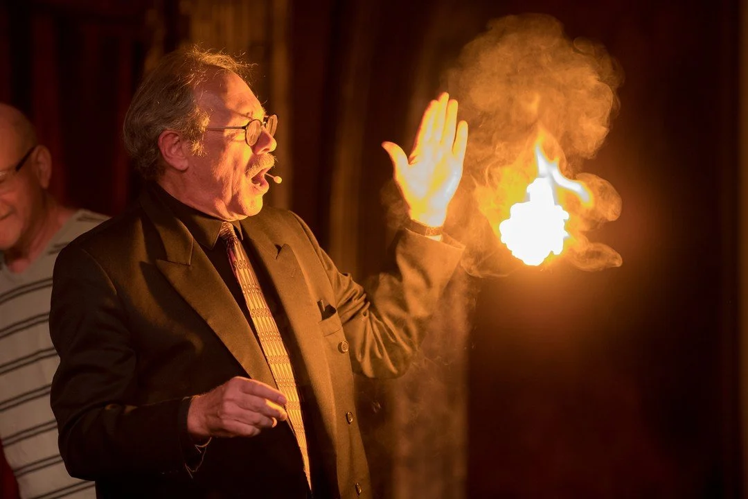 We're all fired up for Independence Day. While Chicago lights up the night sky with fireworks, we'll be lighting up the stage with dazzling illusions this Fourth of July.

🪄: @samelsonmagic
📸: @selfoto

#chicagomagiclounge #magicshow #thingstodochi