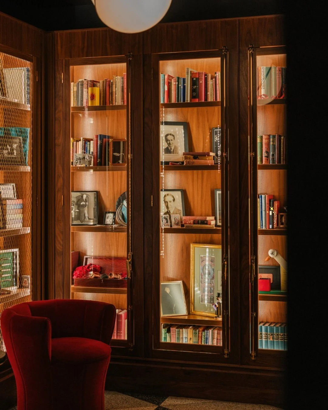 In honor of World Emoji Day, we're putting your powers of observation to the test. Can you spot the hidden magic wand in this photo? Drop a "🪄" in the comments when you find it.

#chicagomagiclounge #magicshow #thingstodochicago #worldemoj