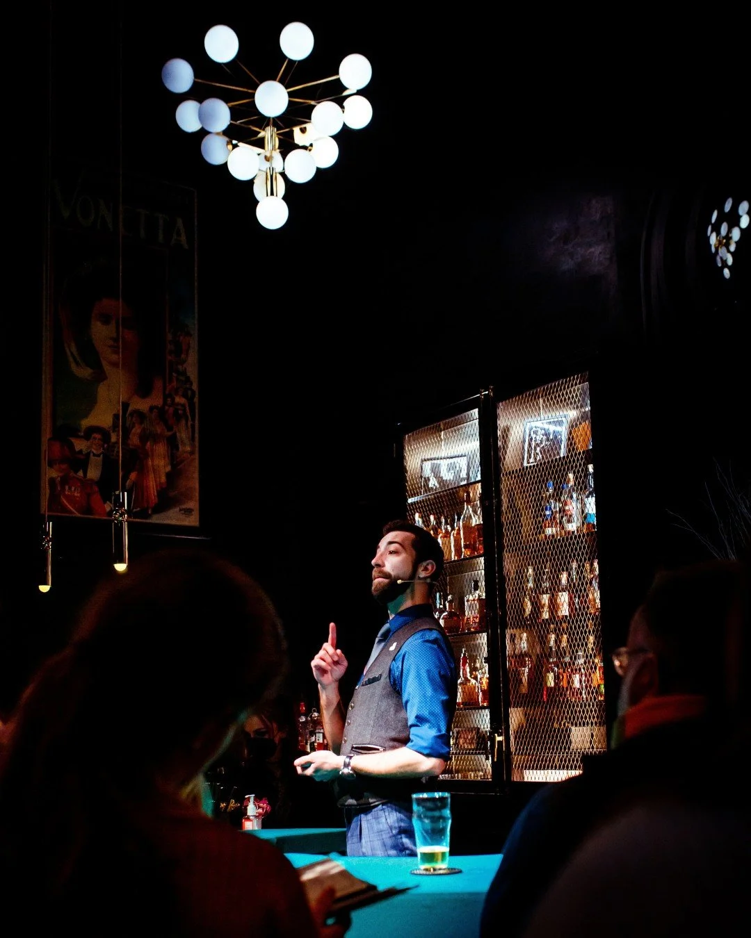 Need a little direction for the weekend? Make your way to The Performance Bar for craft cocktails and sleight of hand served right before your eyes. Open nightly at 5 pm.

🪄: @7ofdeven and @the.amazing.bibik
📸: @selfoto

#chicagomagiclounge #magics