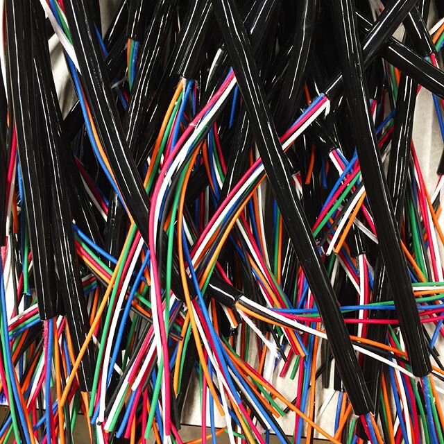 Love the colors of these conductors inside these cords 💙💛💚❤️🧡