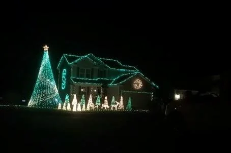 Michigan State fan sets his Christmas lights to the Spartans' fight song