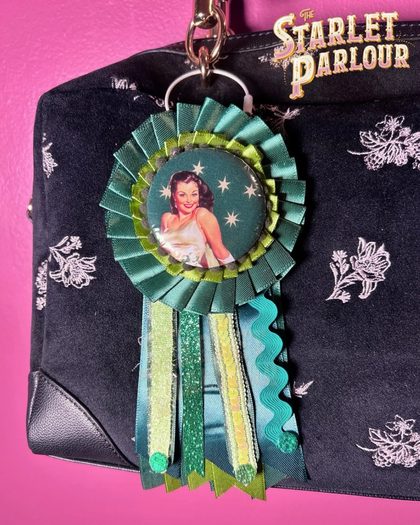 🍀ya ya🍀
 
Handcrafted retro rosettes inspired by vintage fairground prize ribbons can be shown off as a fun keychain or a pin-back button badge! Made using vintage &amp; modern elements. ✨🎖️✨

#rosette #handmade #TheStarletParlour