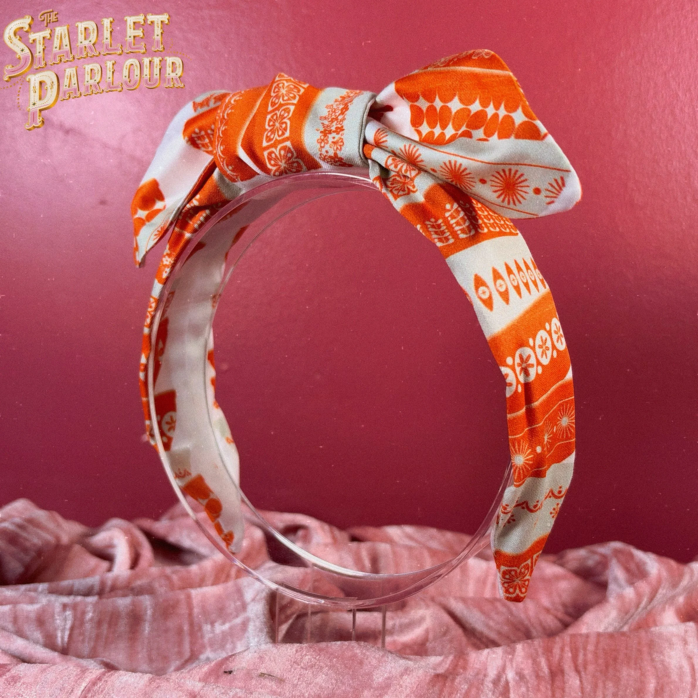 Who needs a Pyrex print for spooky season? An orange stack is a perfect addition to your pumpkin patch ensemble 🎃 One remains available in our online store! 

Art by Danielle Iseminger 🧡