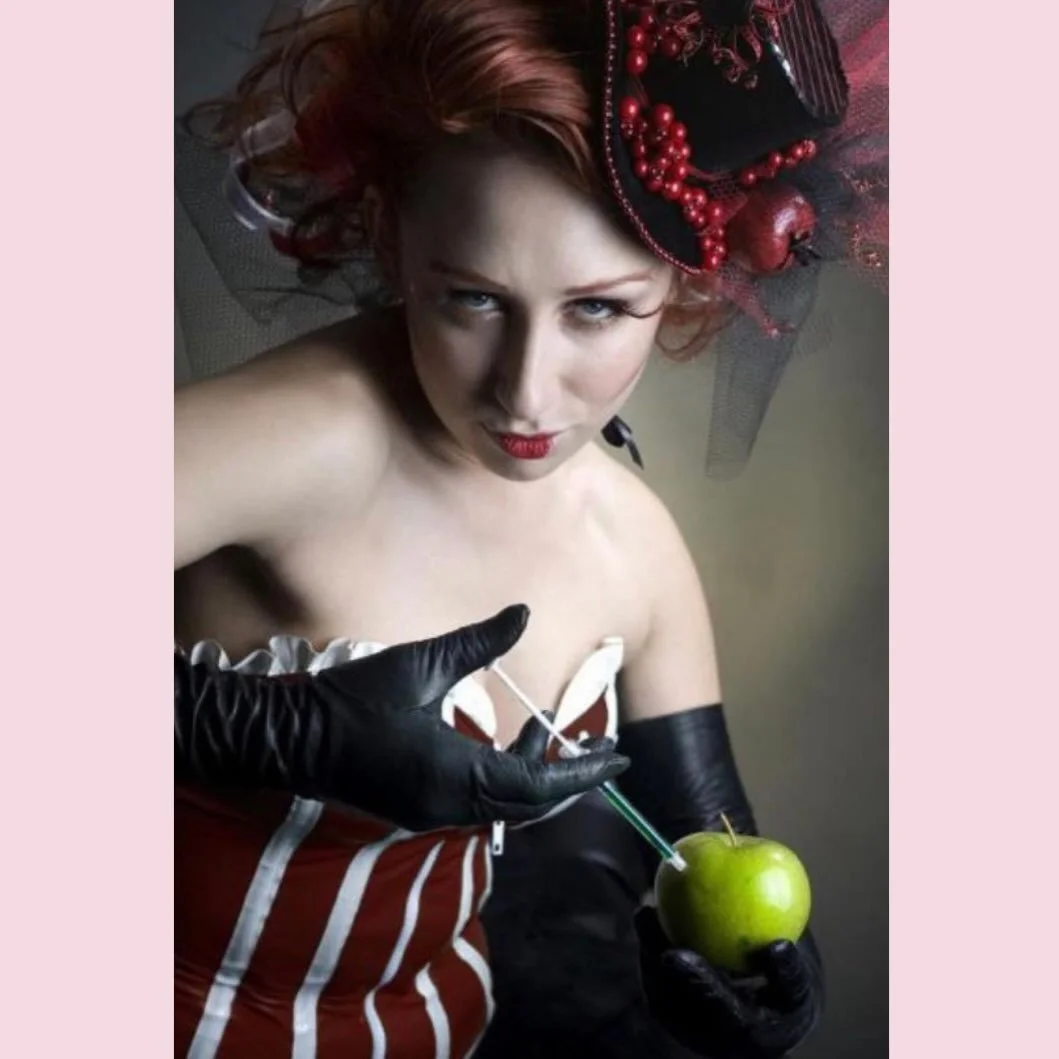 ☠️A little drop of poison ☠️ 

Melissa Meaow
Hair &amp; Hat by Lynne Evans of The Starlet Parlour

Photo by Dez