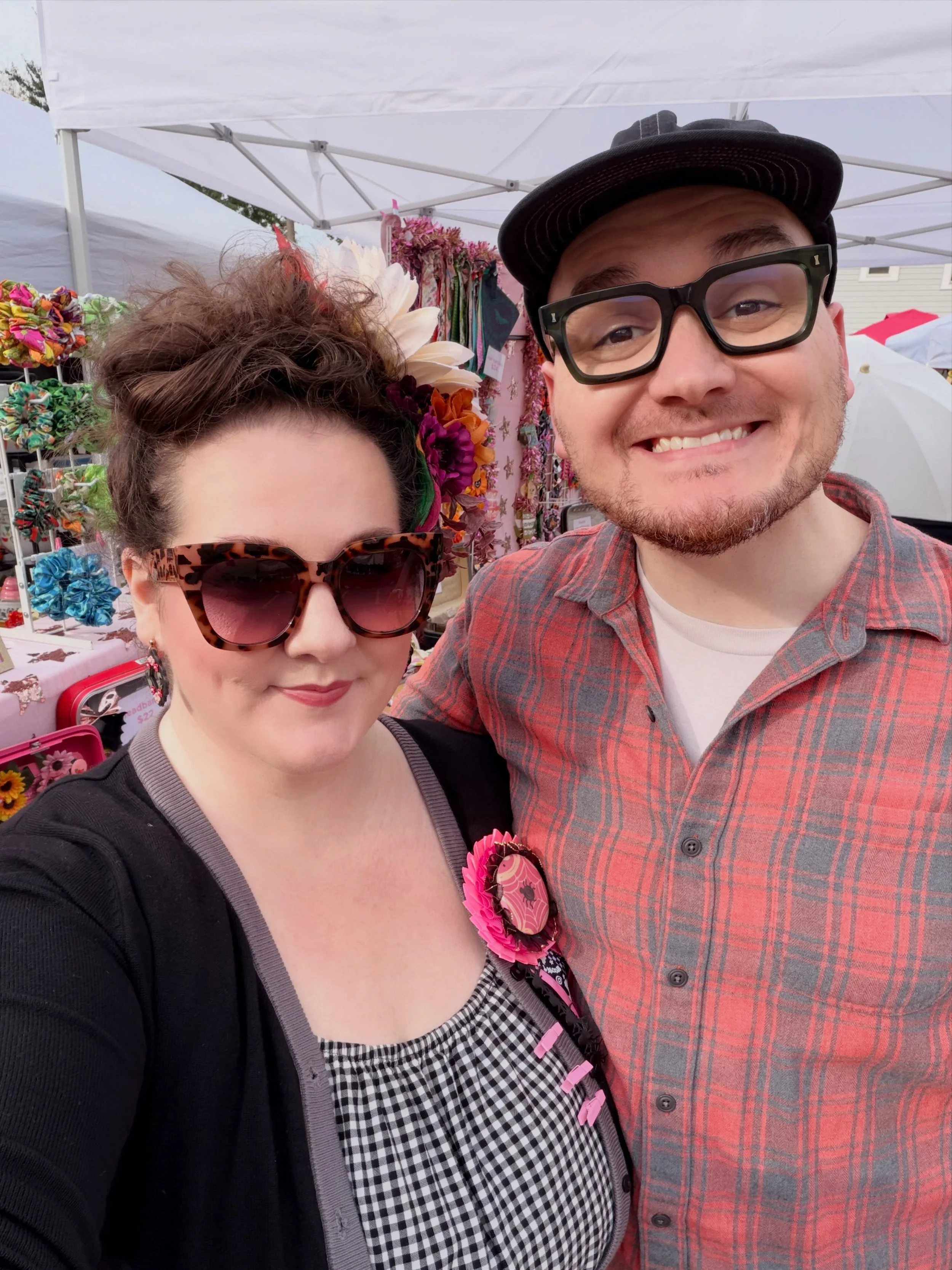 Bless it! Del Ray on a lovely fall day spent with my vintage besties is one well spent! It&rsquo;s what my heart needed. 🎃 
Thankful and grateful for this @delrayvintageflea community and @amysillseggers for always planning such a great event. 🖤