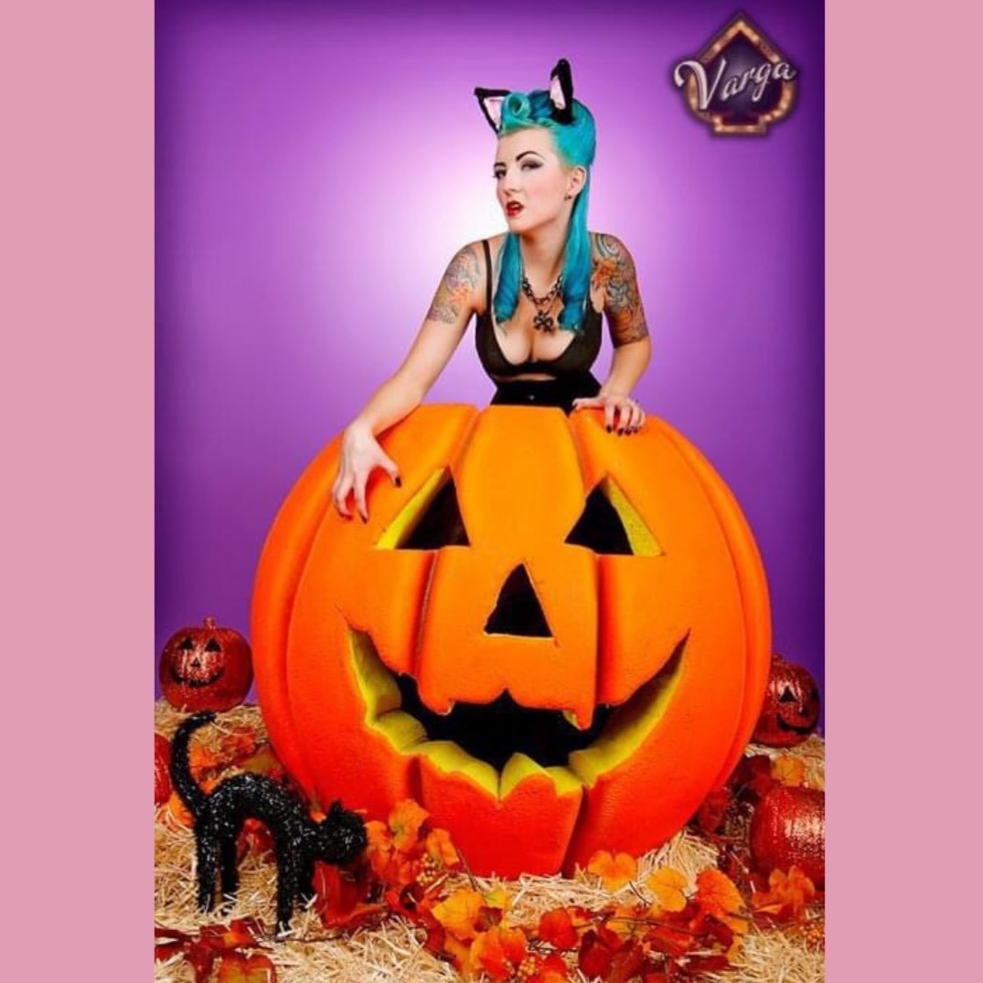 🎃tricks OR treats🎃 or maybe both?!

Joy ✨ 
Hair by Lynne Evans of The Starlet Parlour
Makeup by Nicki Callahan

Photo by Varga