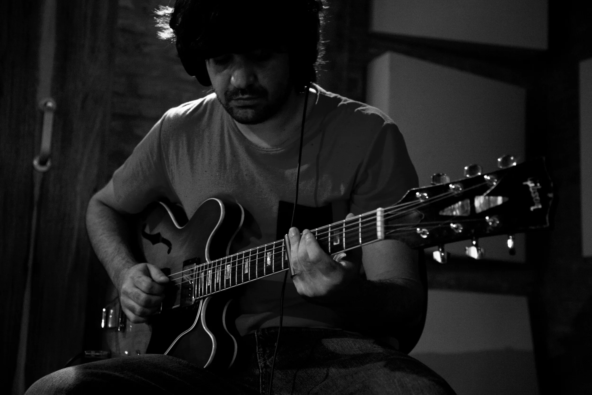 2_Guitar_1_BW_45.jpg