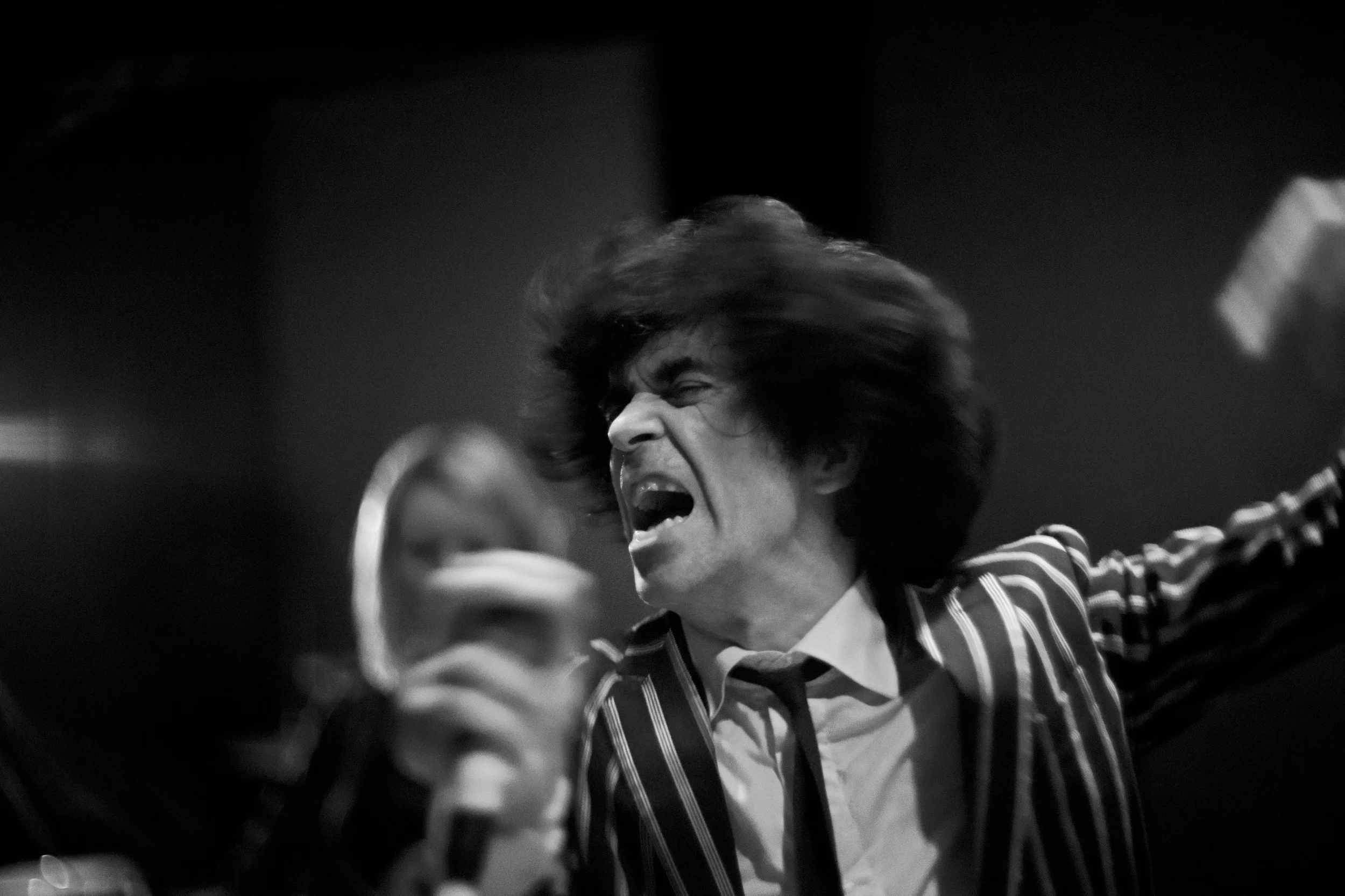 Ian Svenonius is a tremendous frontman. Shutter: 1/50, f/1.5, ISO: 1000.