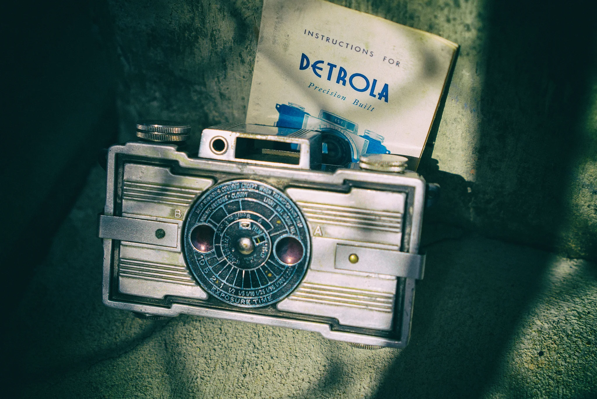 The disk can be turned, both to use the light metering chart, and to cover the two film windows to protect from light leaks.