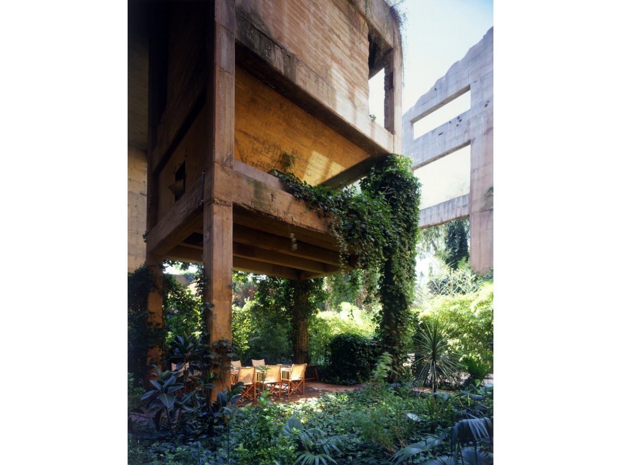 50a48406b3fc4b263f00002c_the-factory-ricardo-bofill_ricardo_bofill_taller_arquitectura_santjustdesvern_barcelona_spain_privatespaces-785x1000.jpg