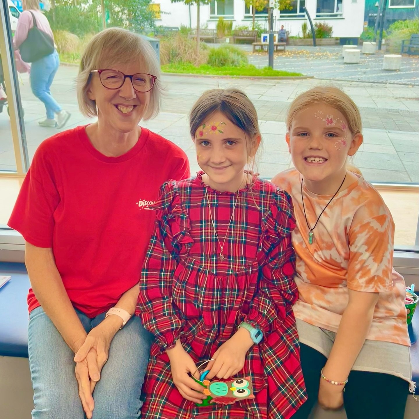Children&rsquo;s Craft Drop In🍁🧡

We are so encouraged and excited to share that over 50 children came along to our crafting event in Deo Gloria.🙌🏻

We had so much fun making button caterpillars, creating owls, decorating autumnal buckets and hav
