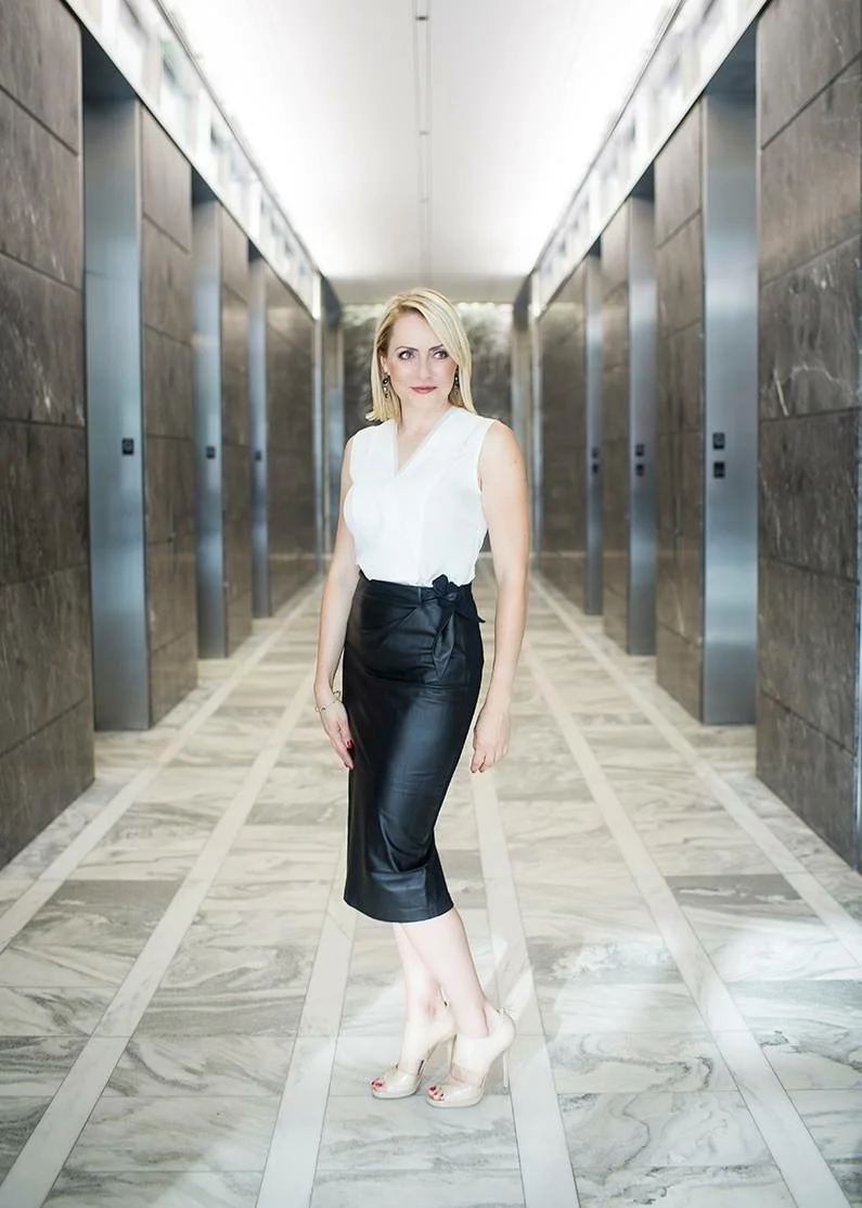 Follow her on Instagram: izabelaslomarealtor Stay Stylish Chicago, Katie