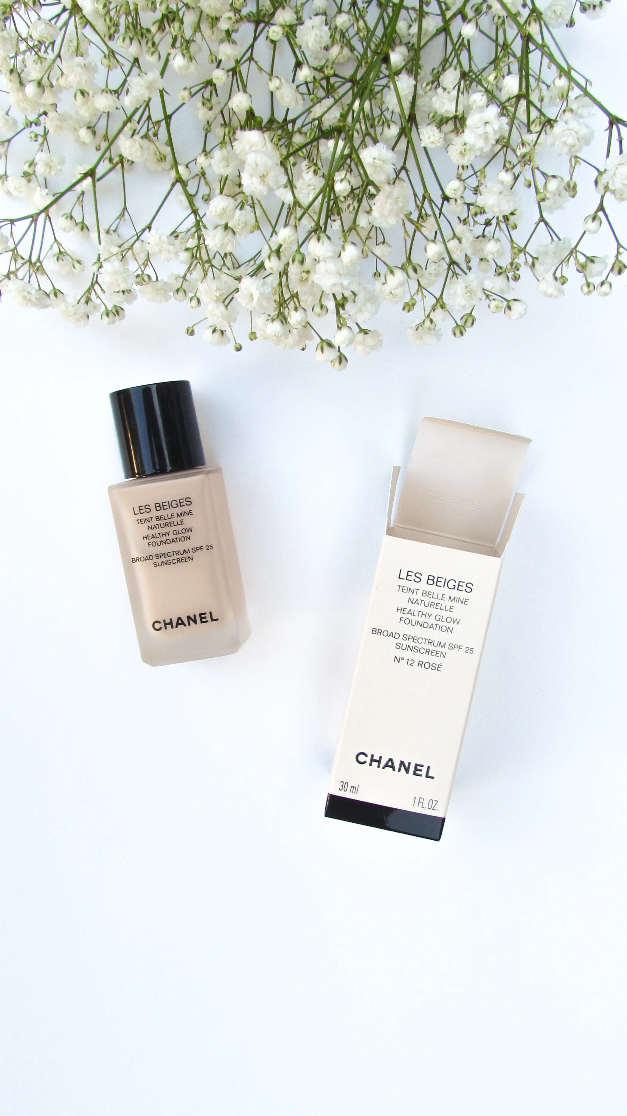 CHANEL Les Beiges Healthy Glow Foundation