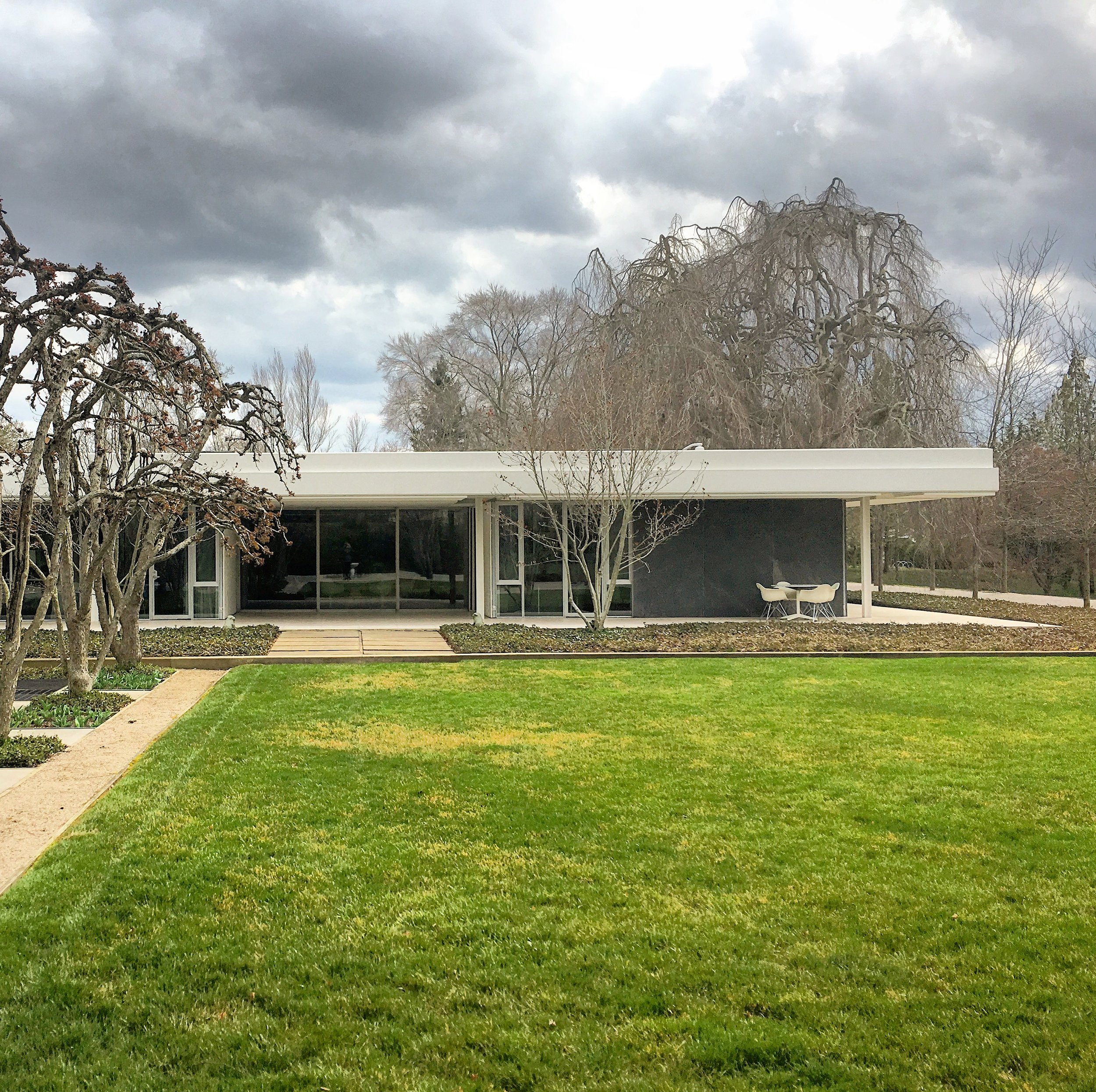 The Miller House features slate slabs, white steel framing, and walls of glass that slide open.