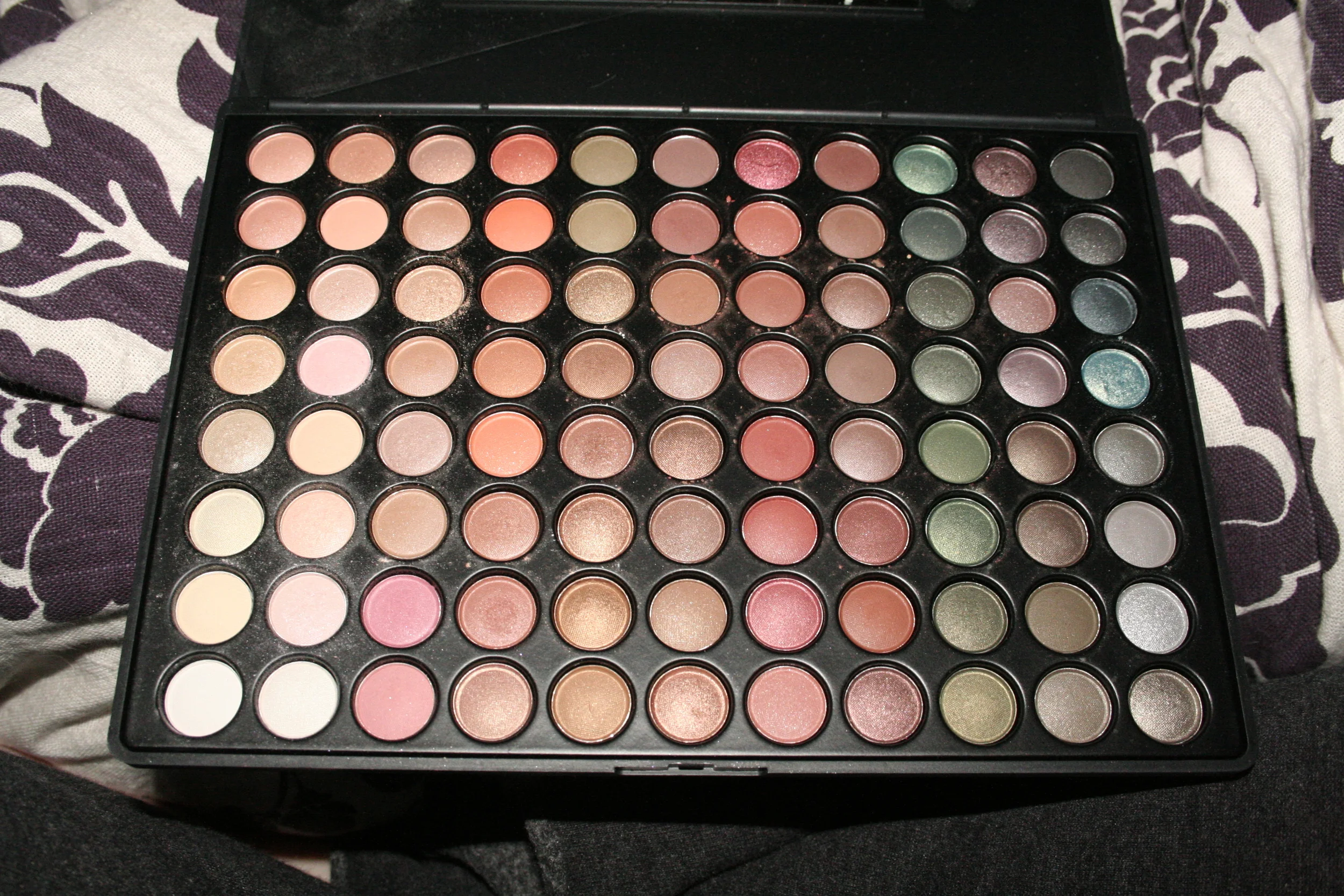 26: Couldn't think of what to shoot, so I here is my BIG eyeshadow palette that I rarely use these days.