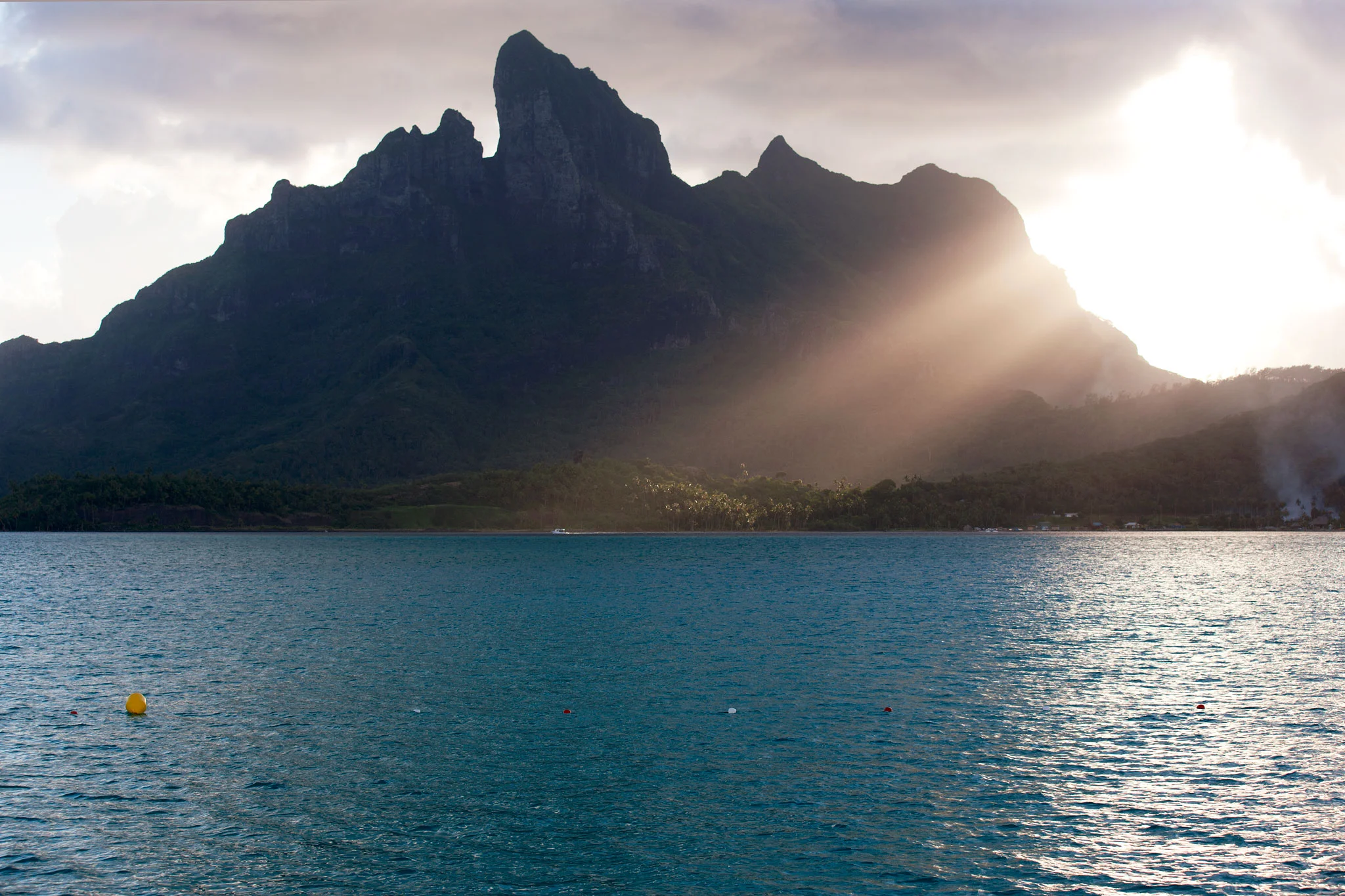 Rays over Mt. Otemanu : Bora Bora