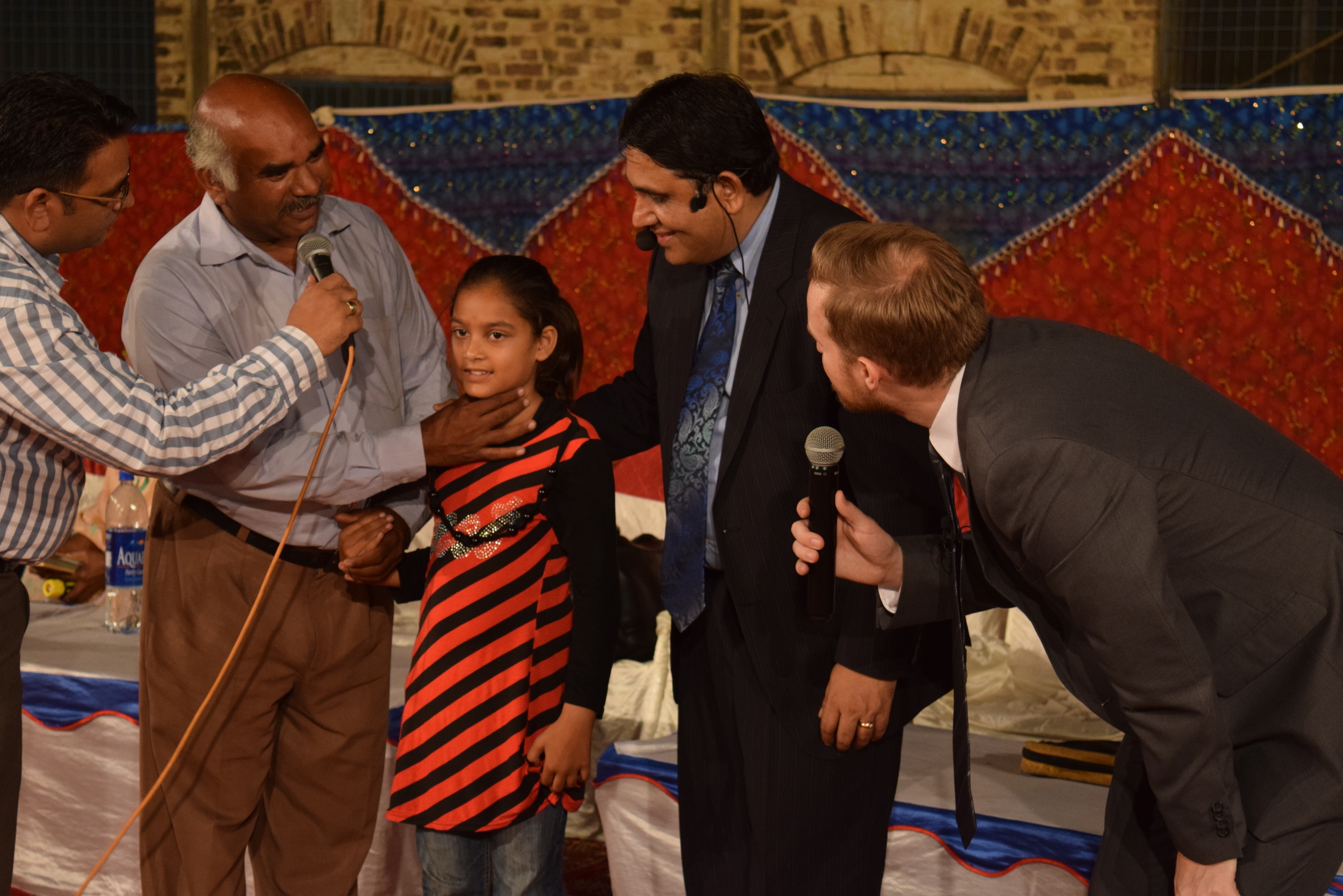 This father testified that his daughter had a huge protruding goiter (growth) in her neck and during the prayer time it vanished!
