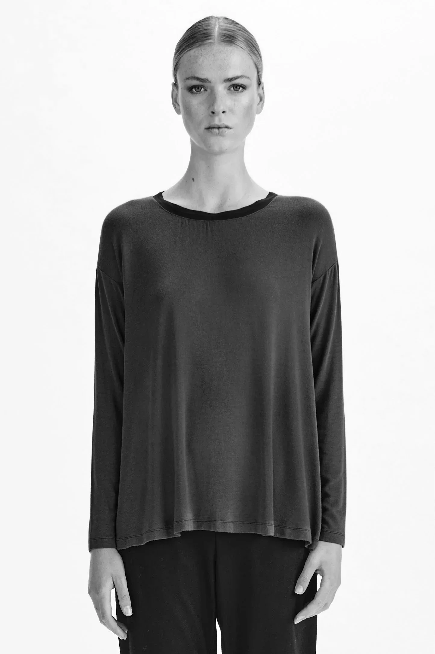 Transit-Modal-Longsleeve-Tee-Grey-CFDTRBI183-08_01_Manon-Bis.jpg