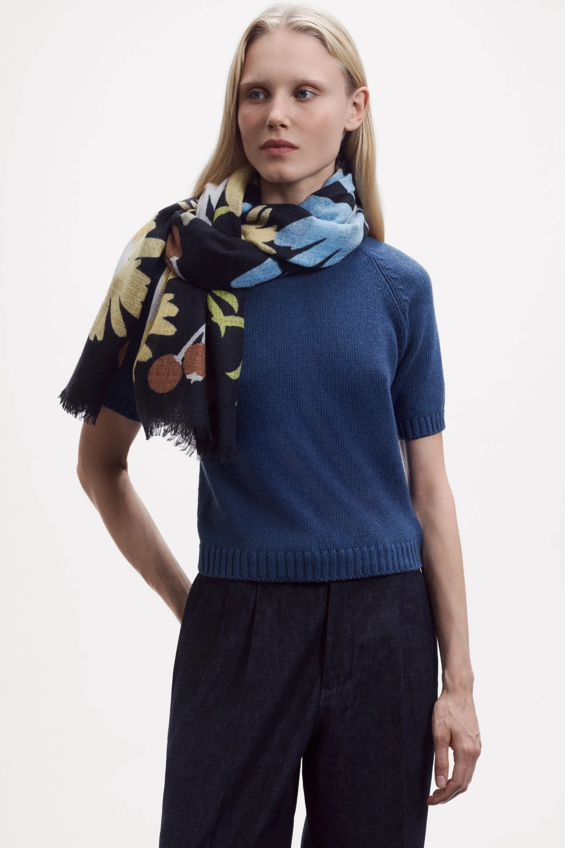 Épice-organic-daisy-scarf-black-GW2581_E_1-manon-bis.jpg .jpg