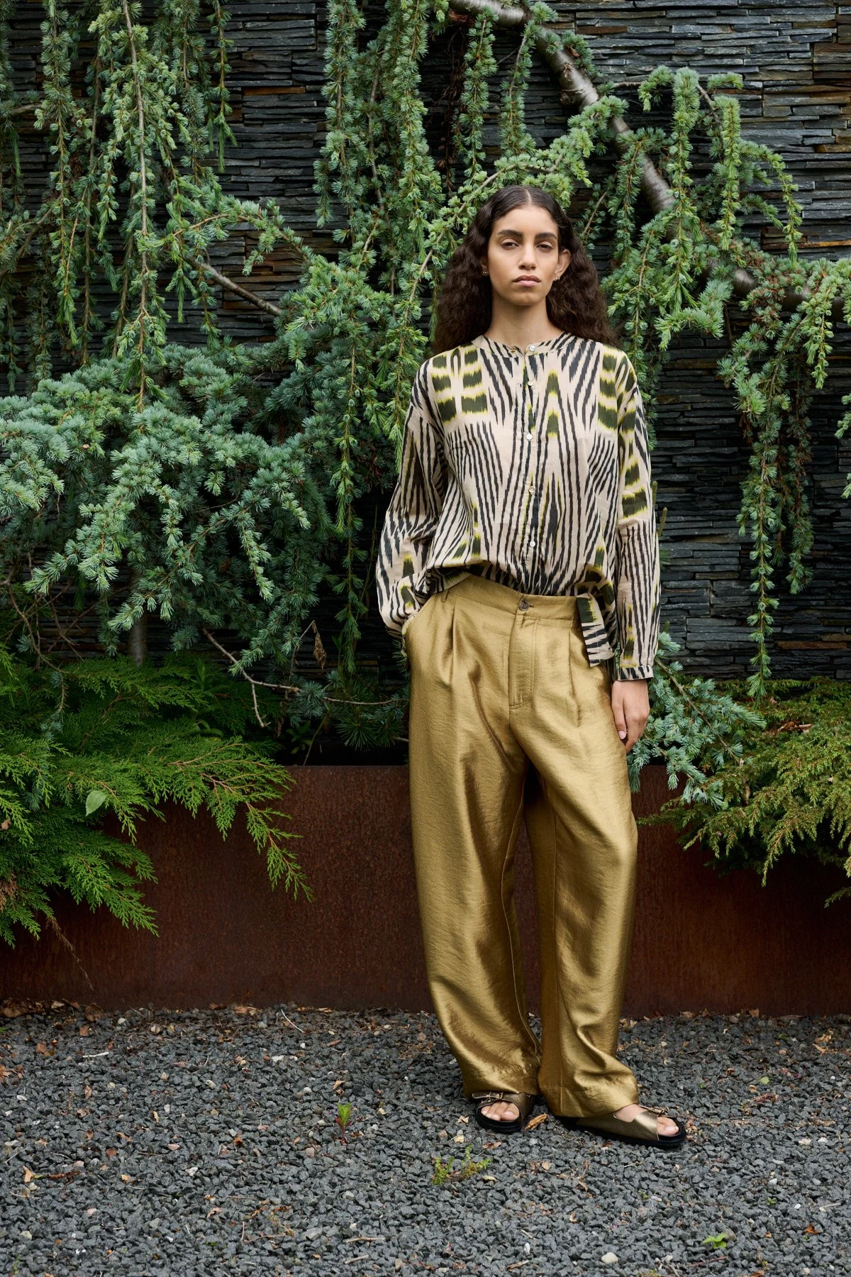rabens-saloner-thalia-woven-gold-pants-2-manon-bis.jpg