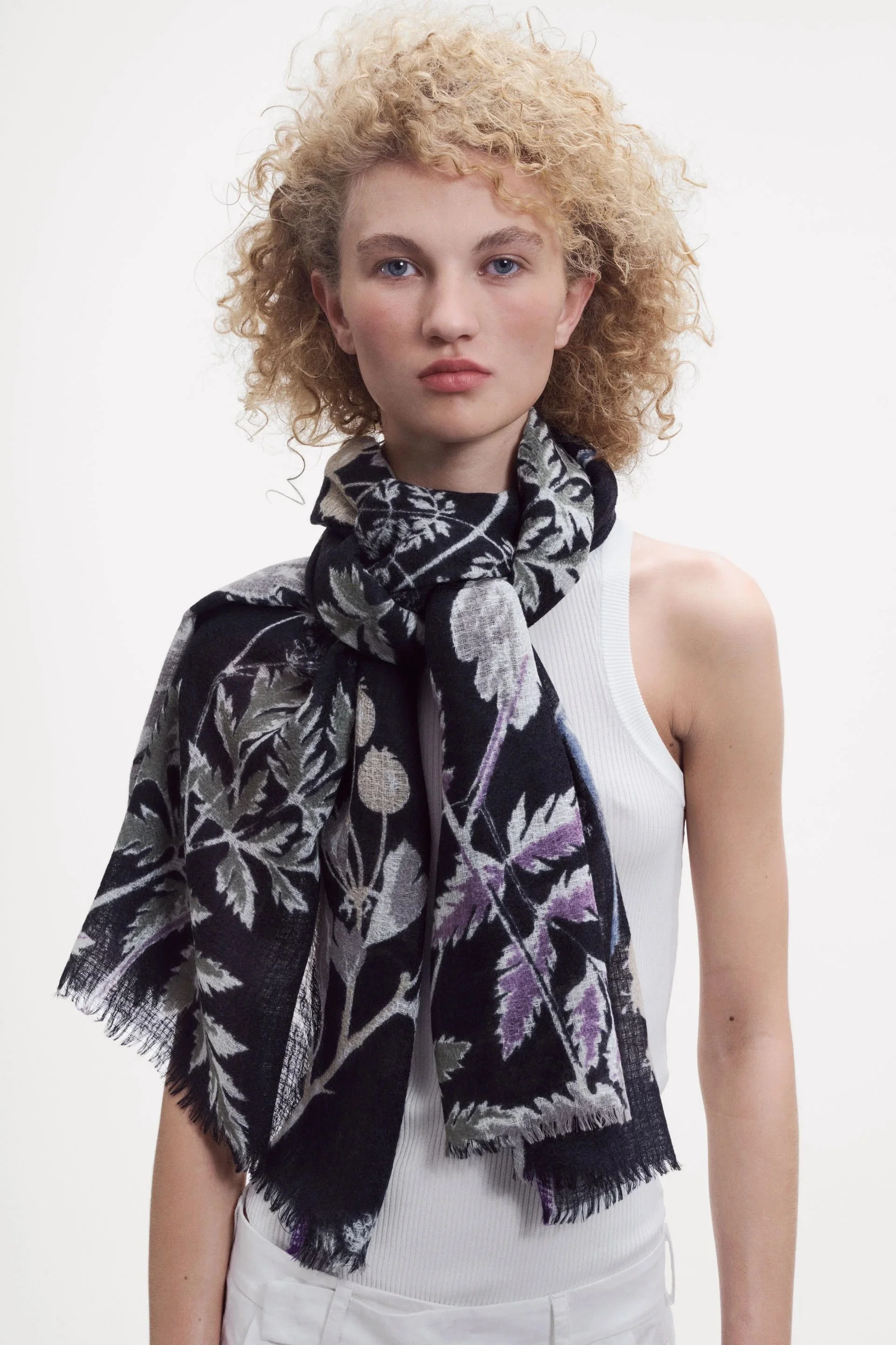 epice-floral-weave-scarf-black-GW2590_G_manon-bis.jpg .jpg