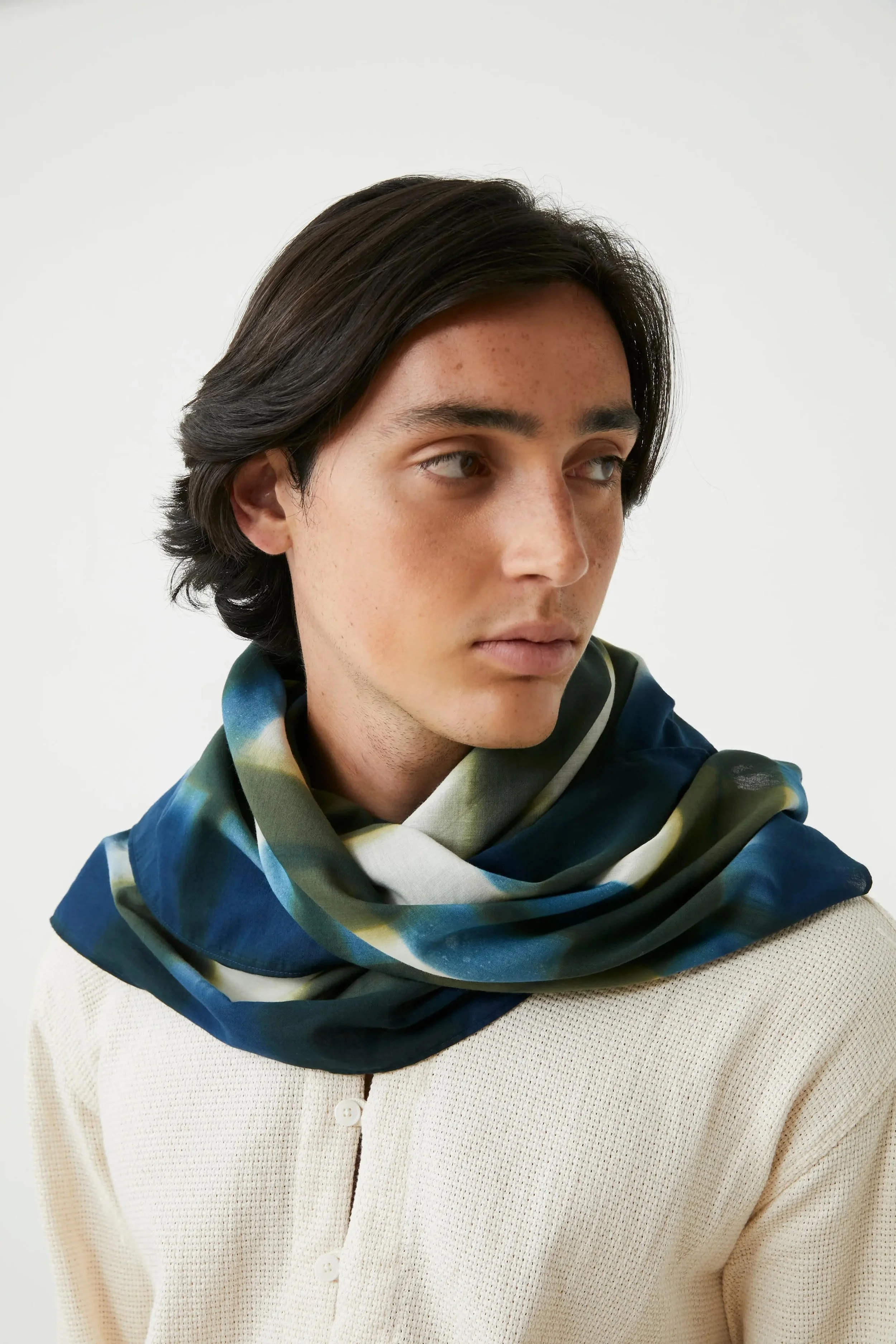 Moismont-yoko-scarf-822-indigo-1-manon-bis.jpg