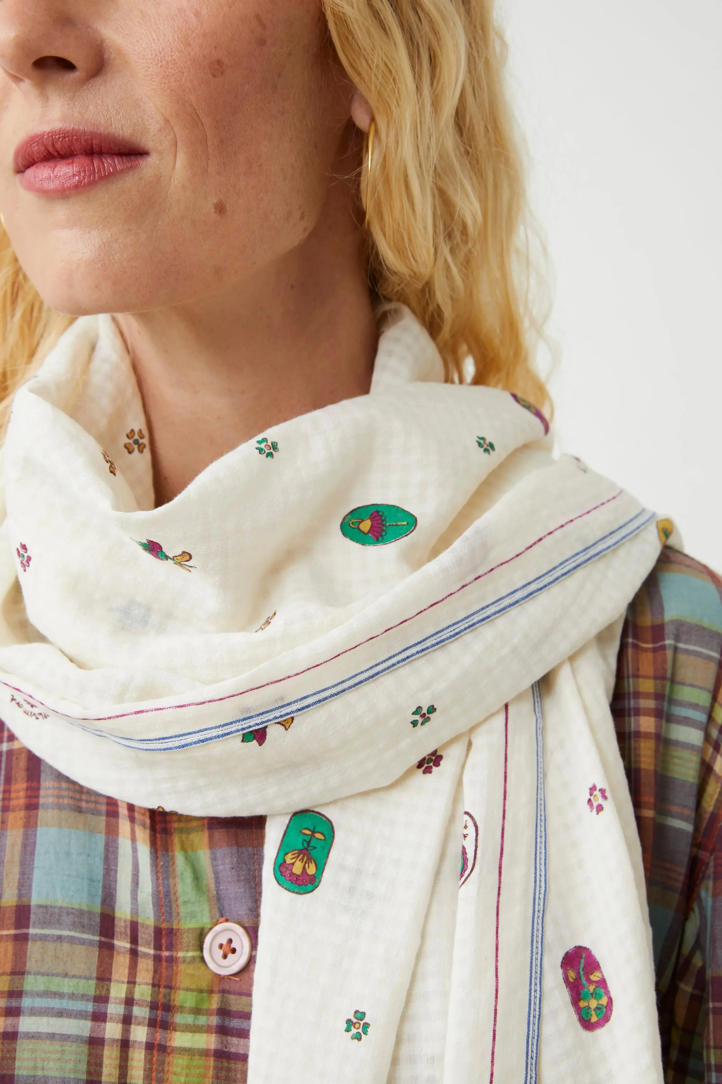 Moismont-Jewel-scarf-824-letter-2-manon-bis.jpg