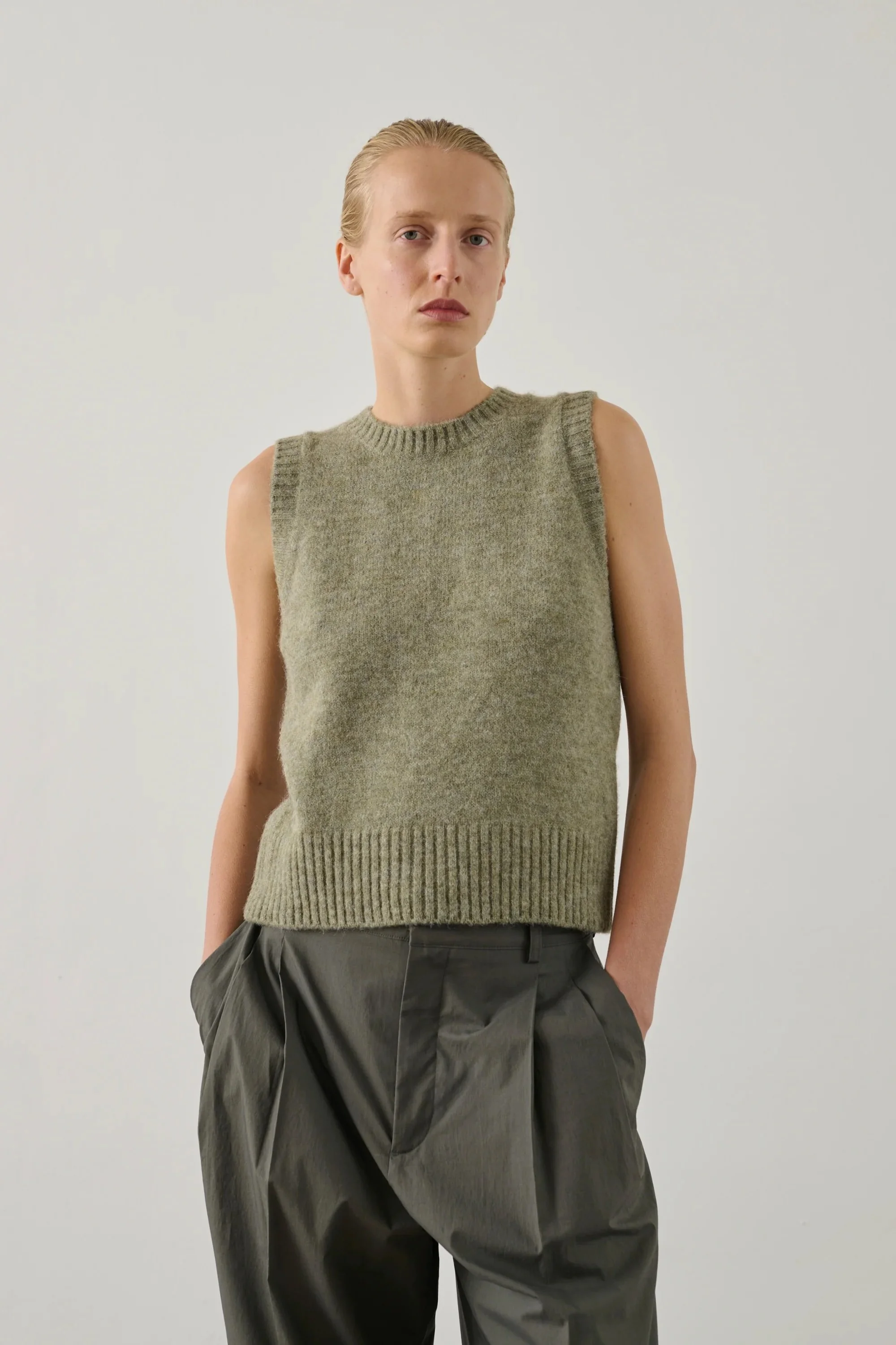 Soeur-namaste-vest-pastel-green-7-manon-bis.jpg