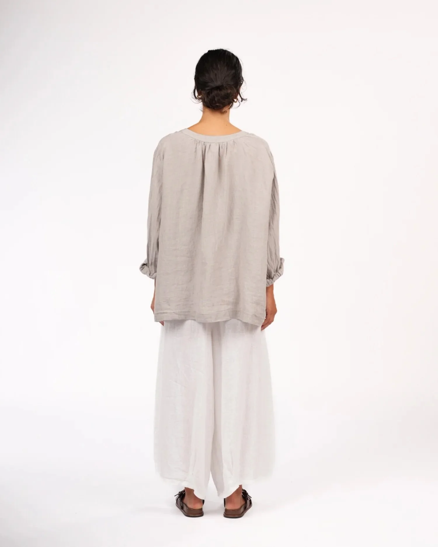 montaigne-carmen-linen-top-in-fine-houndstooth-grey-4-manon-bis.jpg