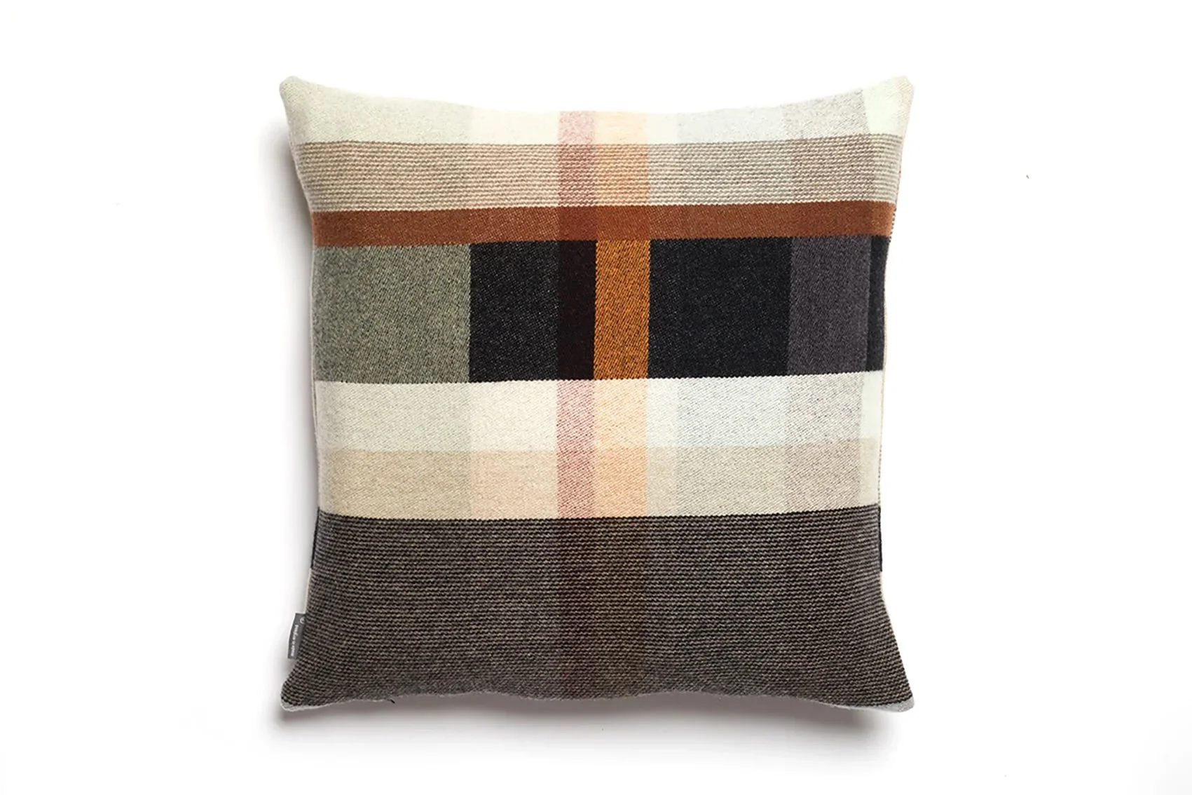 Wallace-Sewell-Cushion_Block_Chipperfield_5-manon-bis.jpg