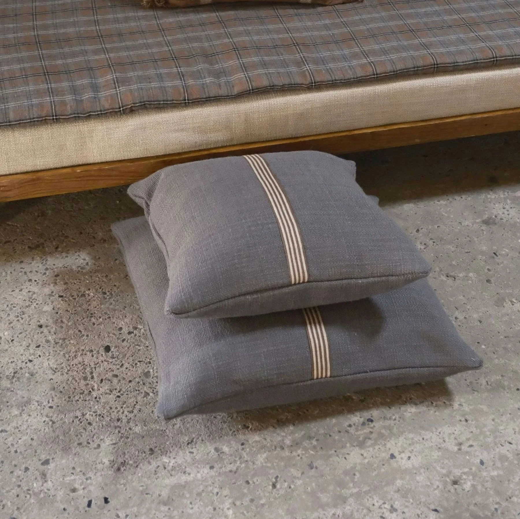 Libeco-Linen-Jasper-charcoal-cushion-1-manon-bis.jpg