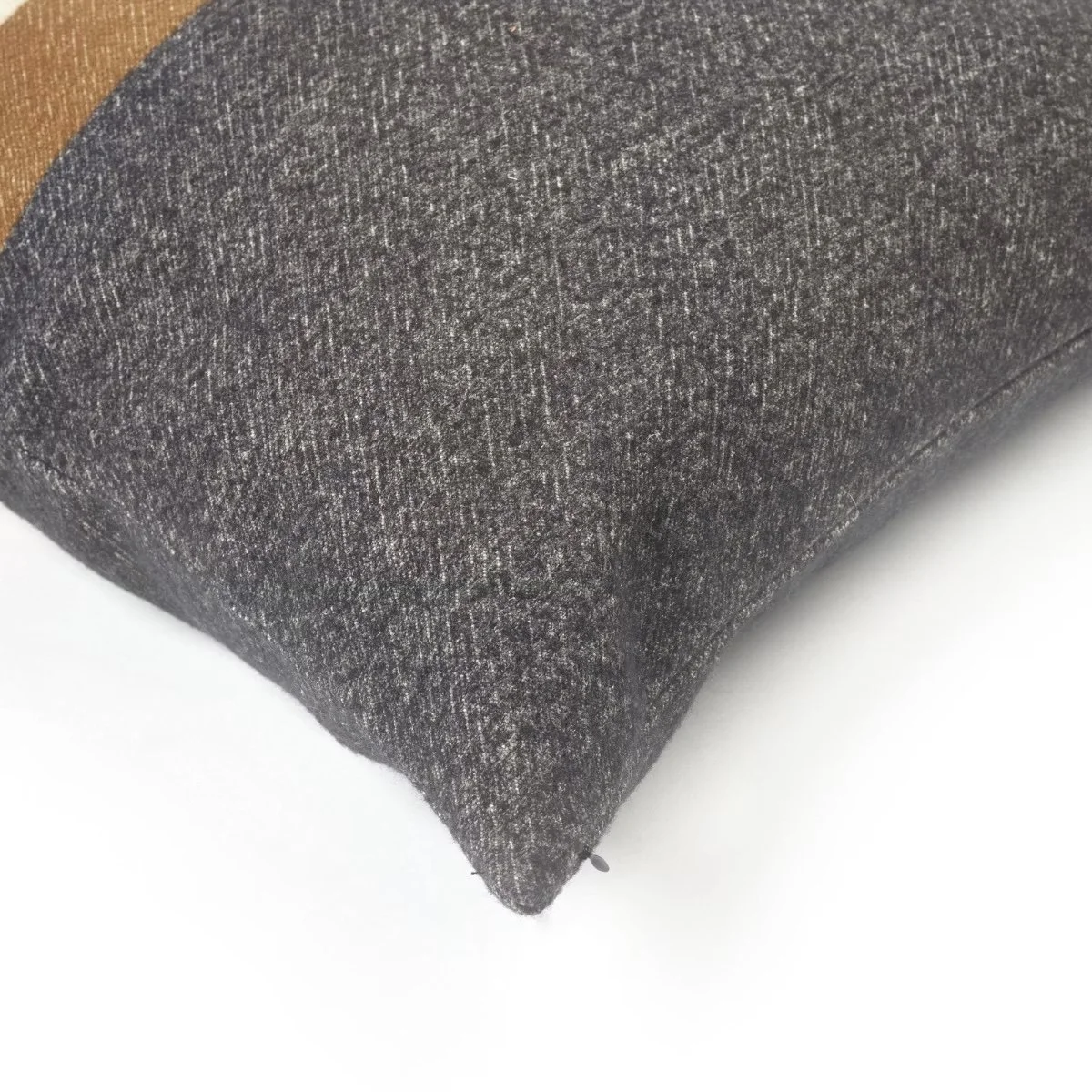 libeco-linen-nash-stripe-cushion-50x50_1-manon-bis.jpg