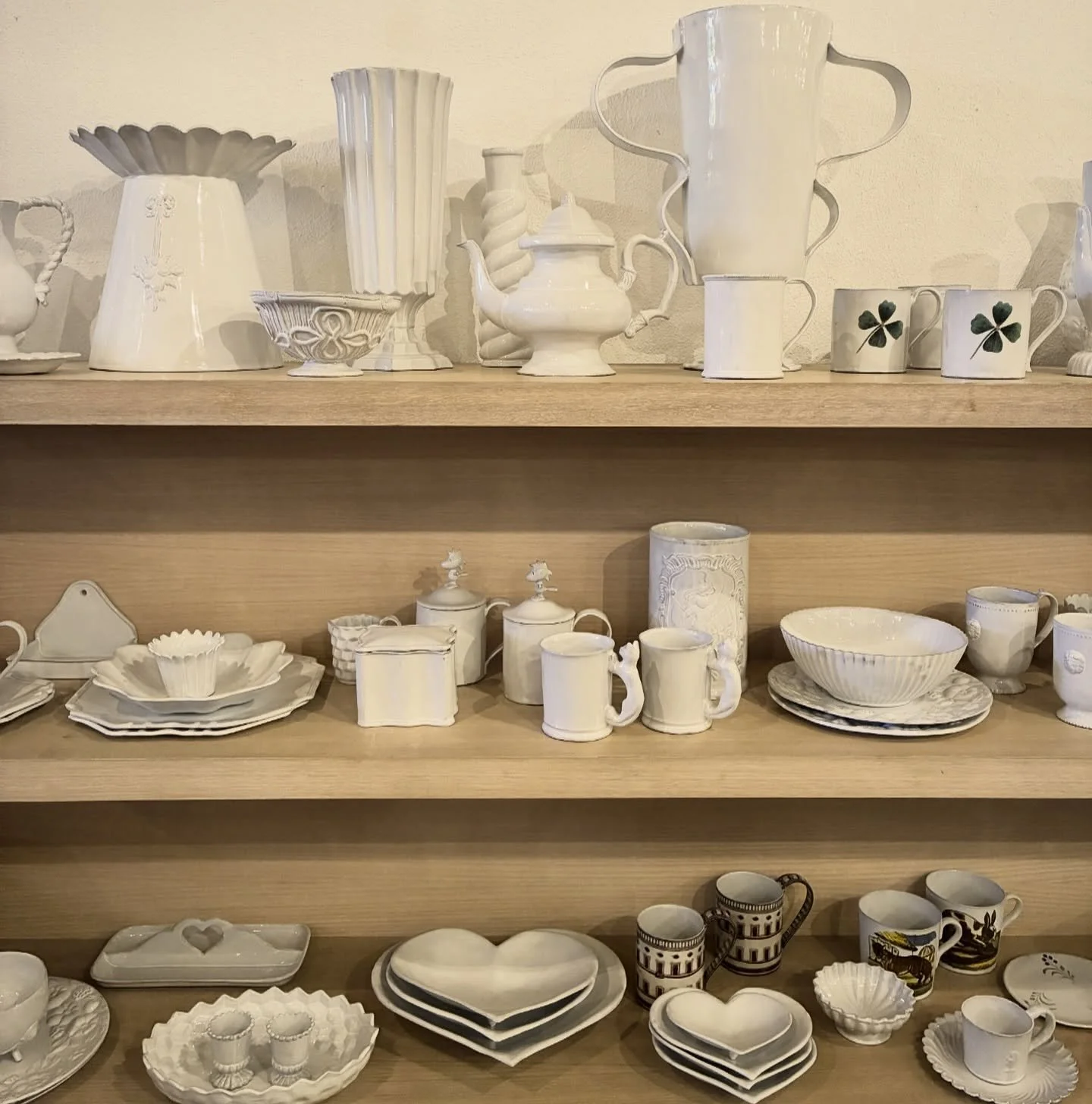 Timeless elegance from Astier de Villatte 🤍❤️

#trulyspecial #astierdevillatte #handmade #madeinparis #unique #artisan #elegant #manonbisboutique #shoplocal