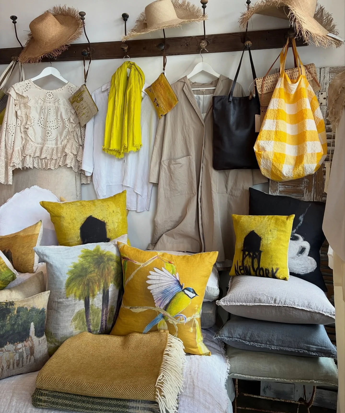 Sunshine everywhere!☀️💛

#summersale #europeanfashion #designer #timeless #dontmissout #naturalstyle #manonbisboutique