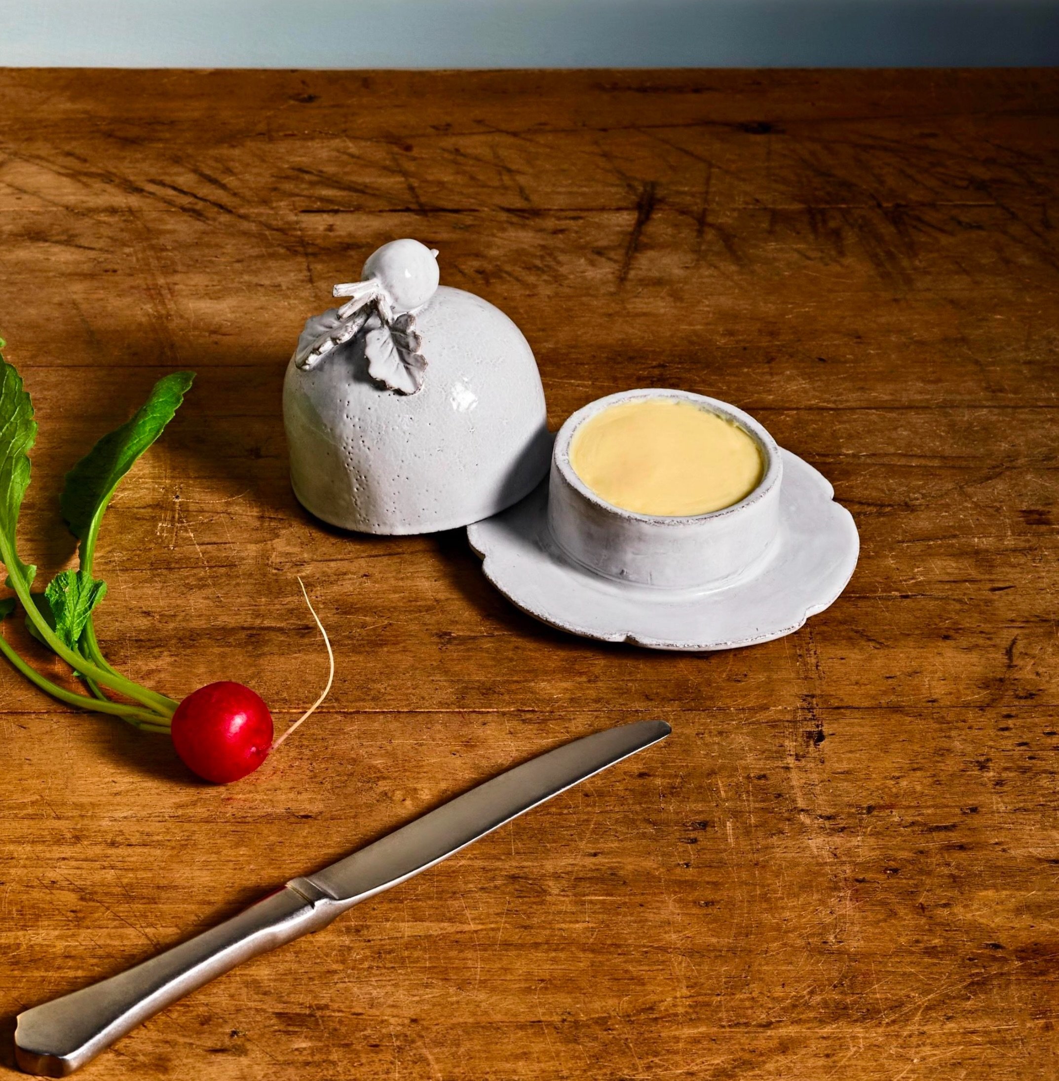 The perfect butter dish decorated with a radish and its leaf.

Just one of the beautiful new @astierdevillatte ceramics creations, in-store now.

#astierdevillatte #madebyhand #madeinparis #timeless #manonbisboutique