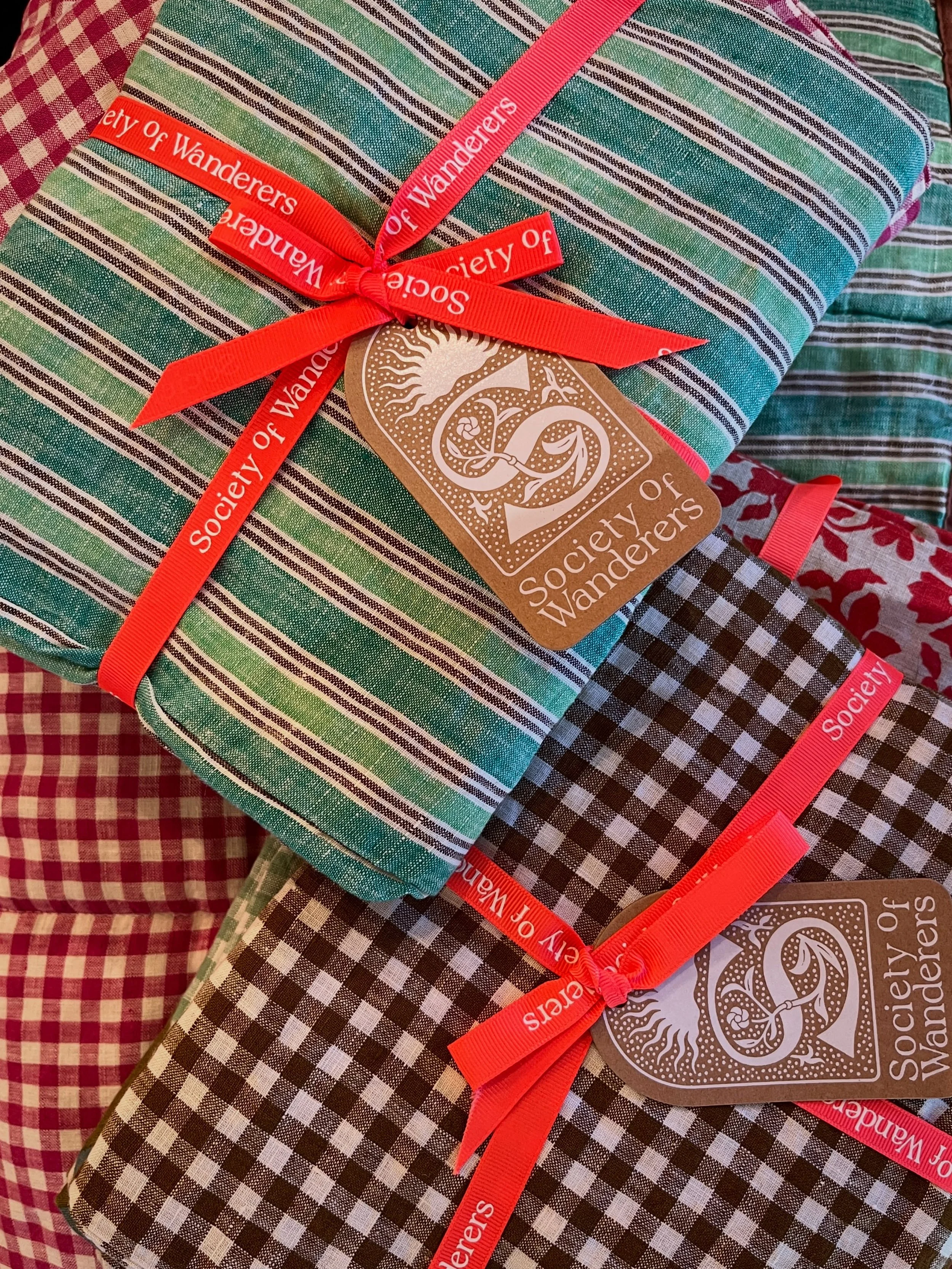 Pretty as a picture!
Stripes and checks🤎💚🤍🩷🩵

#naturallinen #societyofwanderers #timeless #homedecor #manonbisboutique