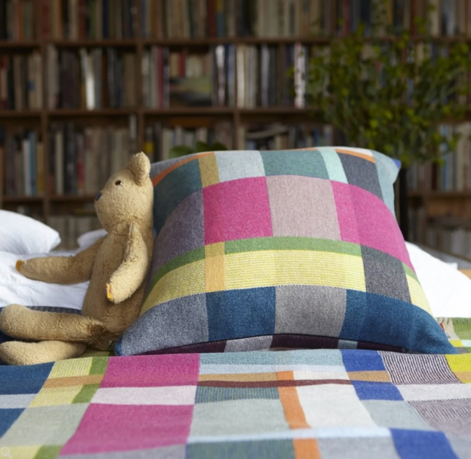 Adorable, and cosy, especially on a rainy Spring day 🧸🩷

#wallacesewell #madeinengland #naturalwool #timeless #manonbisboutique