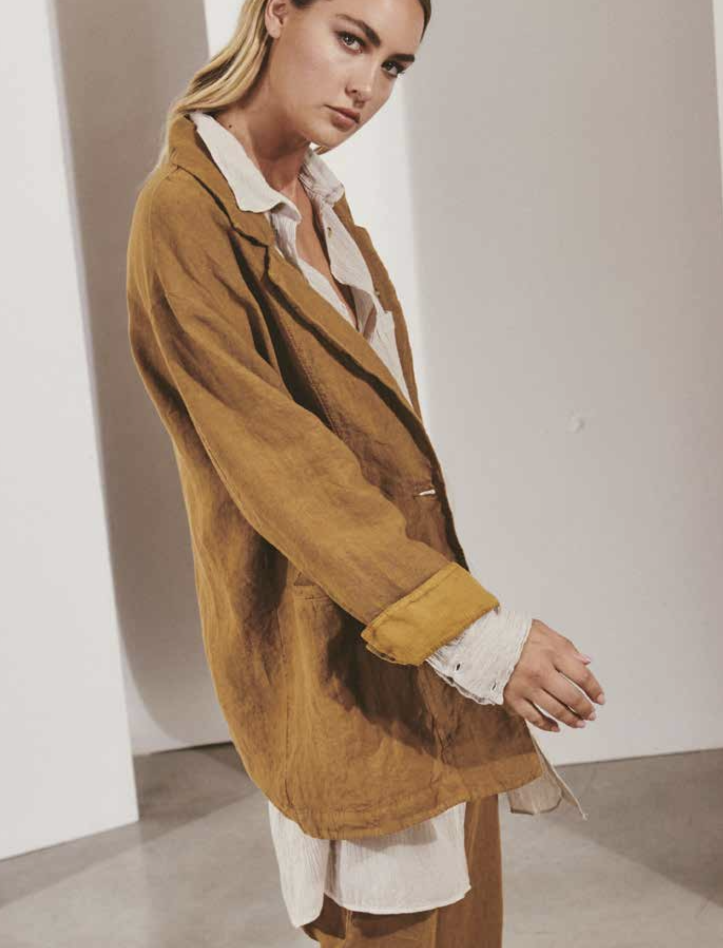 Transit-D130-Linen-longline-jacket-2-mustard-manon-bis.jpg.png