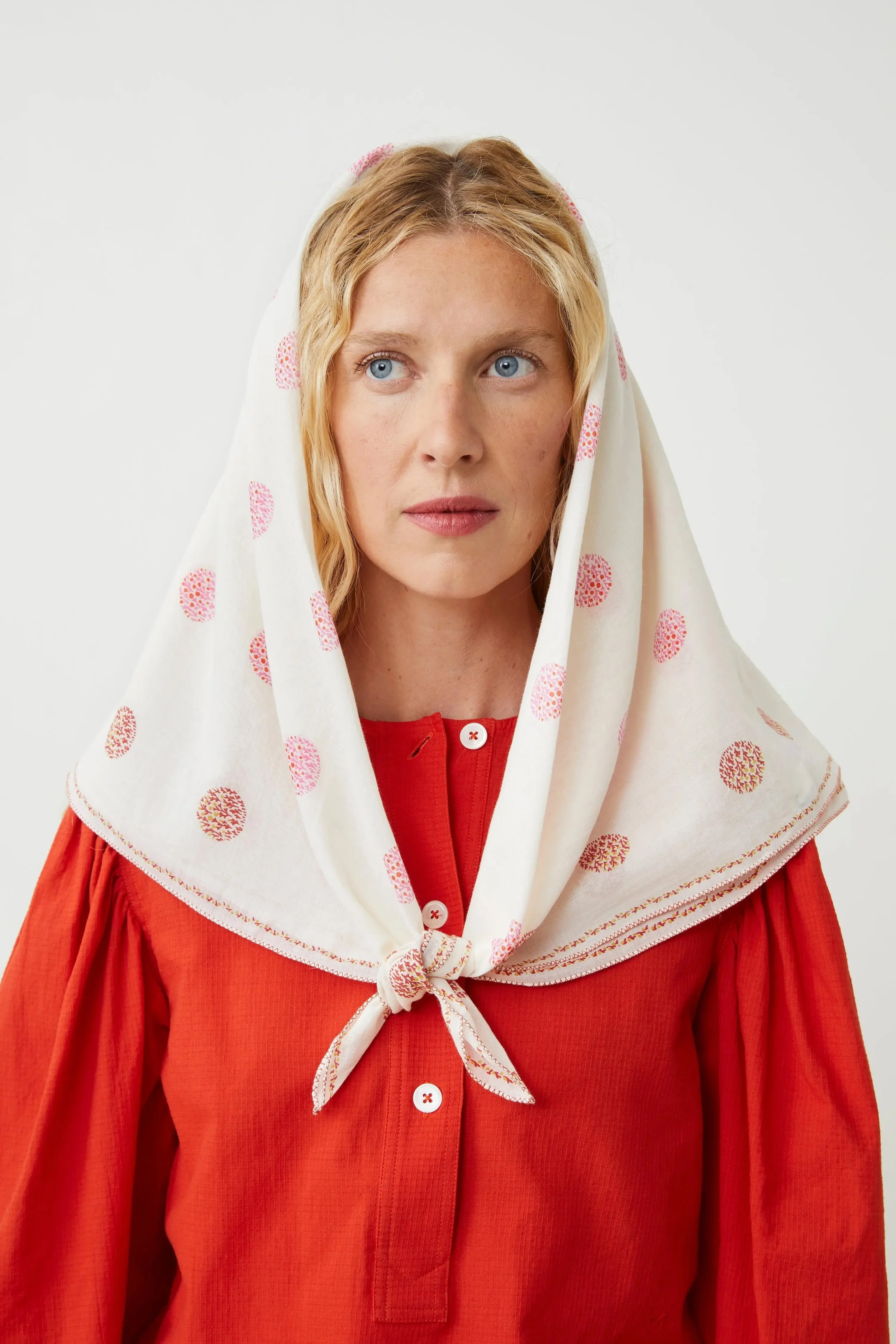 Moismont-Pearl-scarf-820-letter-manon-bis.jpg