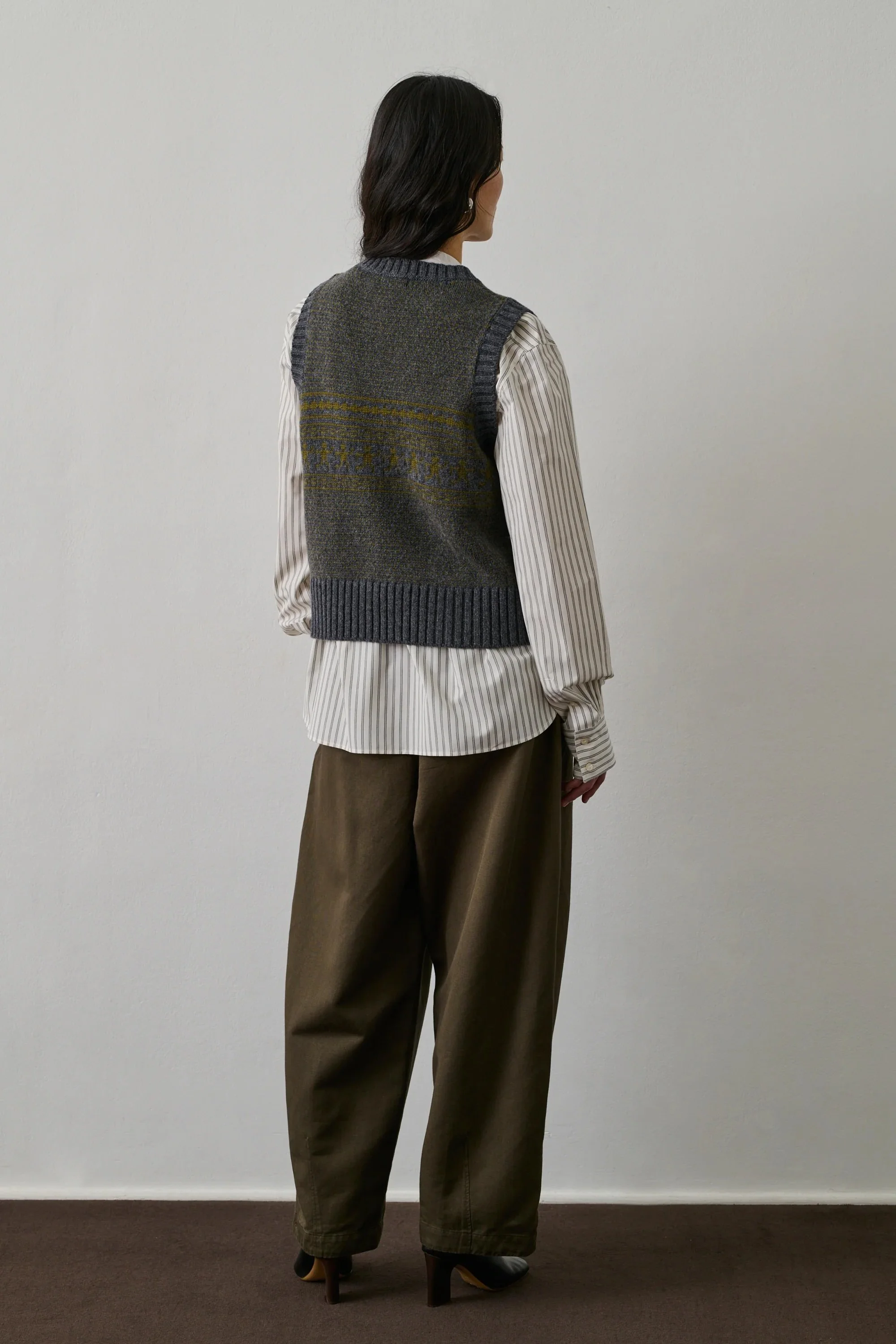 Soeur-namaste-vest-pullover-grey-olive-3-manon-bis.jpg