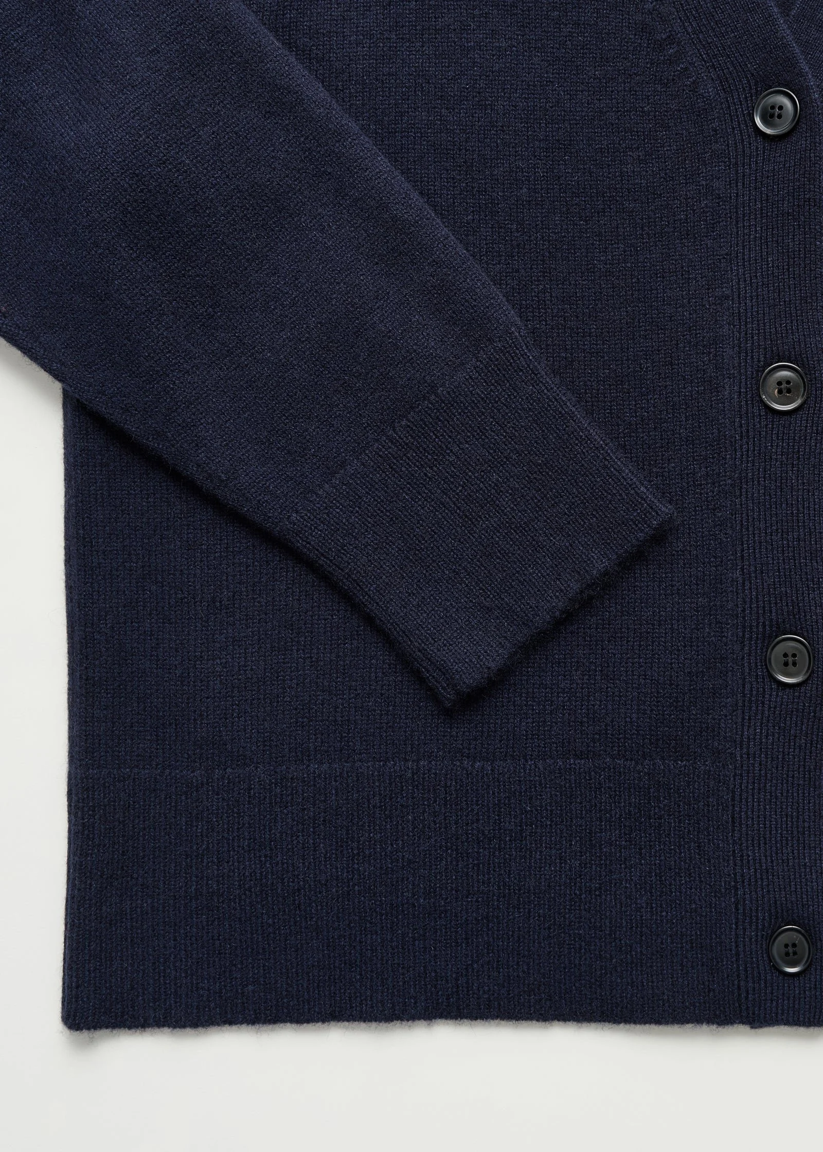 Aiayu-flora-cardigan-black-blue-2-manon-bis.jpg