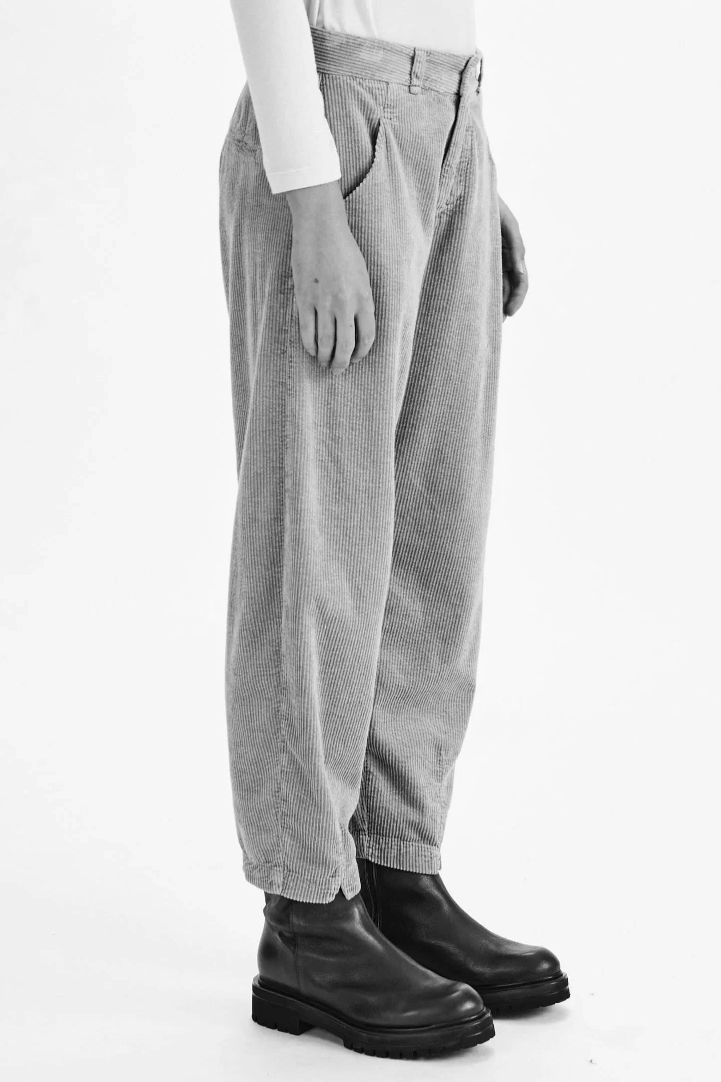 Transit-Cord-Signature-Pant-Grey-1-CFDTRBQ265-21_01_manon-bis.jpg