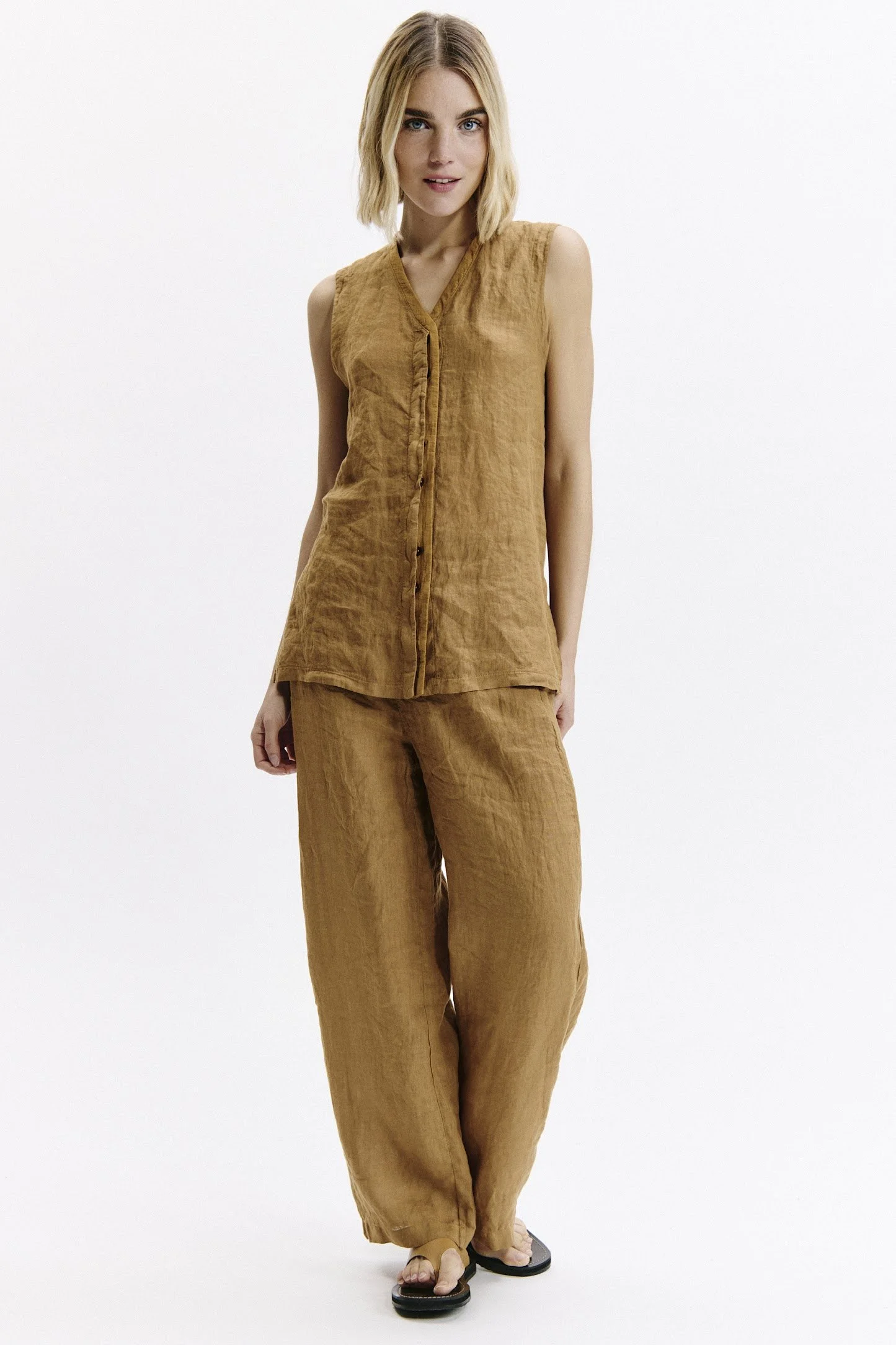 Transit-linen-sleeveless-top-rust-CFDTRAB110-03_01-manon-bis_T.jpg