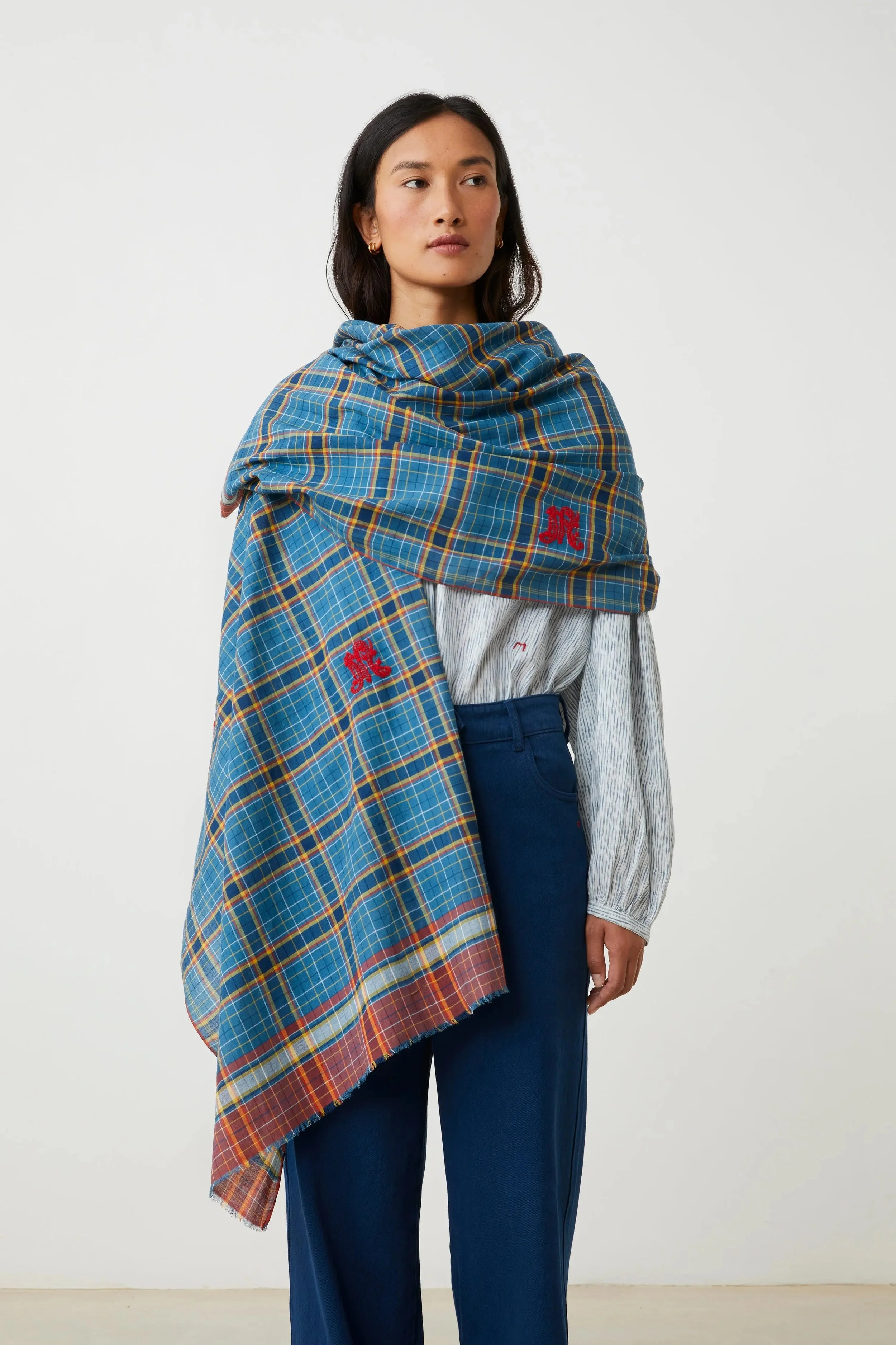 moismont-alphabet-scarf-825-indigo-manon-bis.jpg
