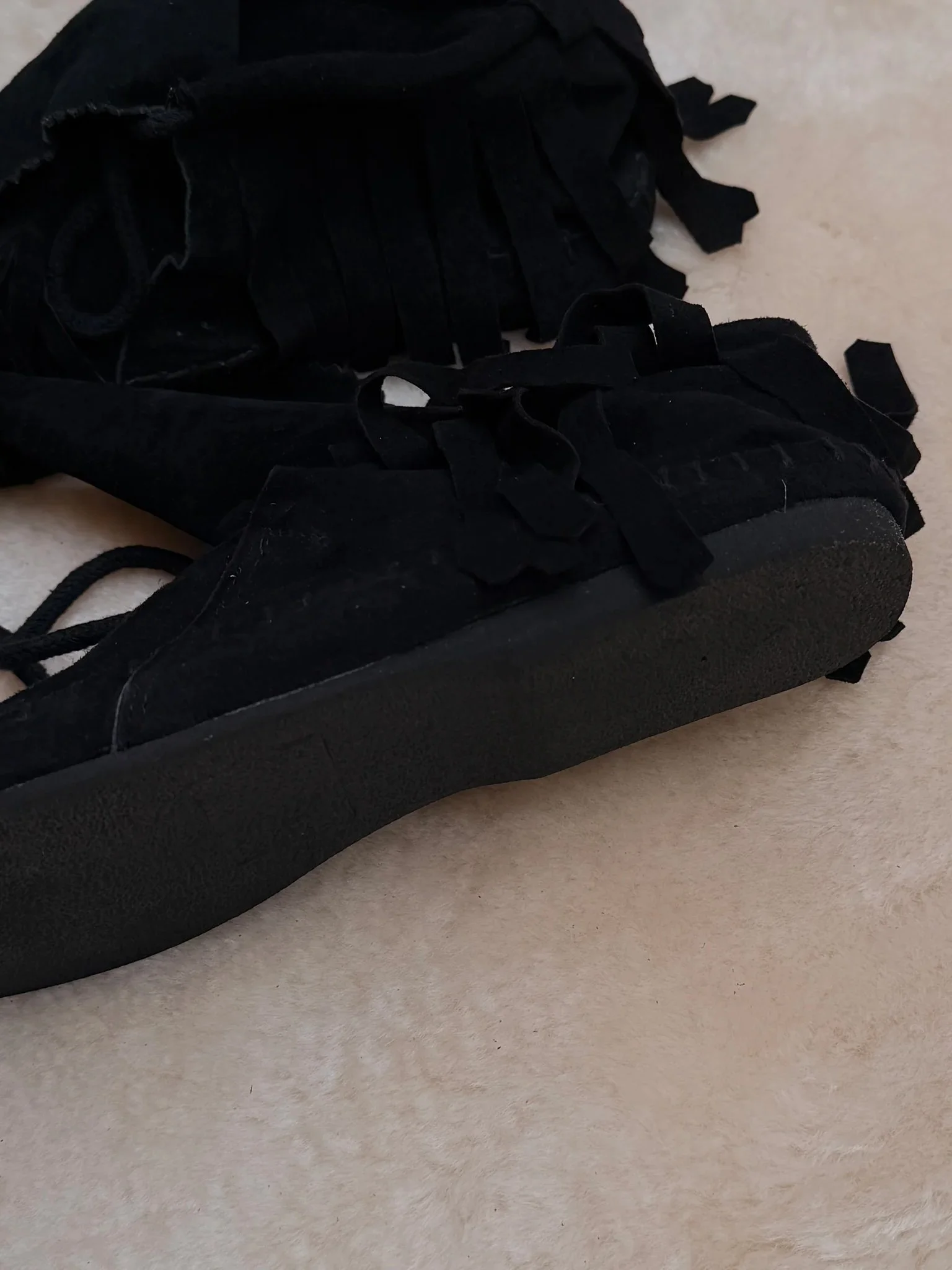 mamapapa-suede-fringe-moccasin-black-leather-4-manon-bis.jpg